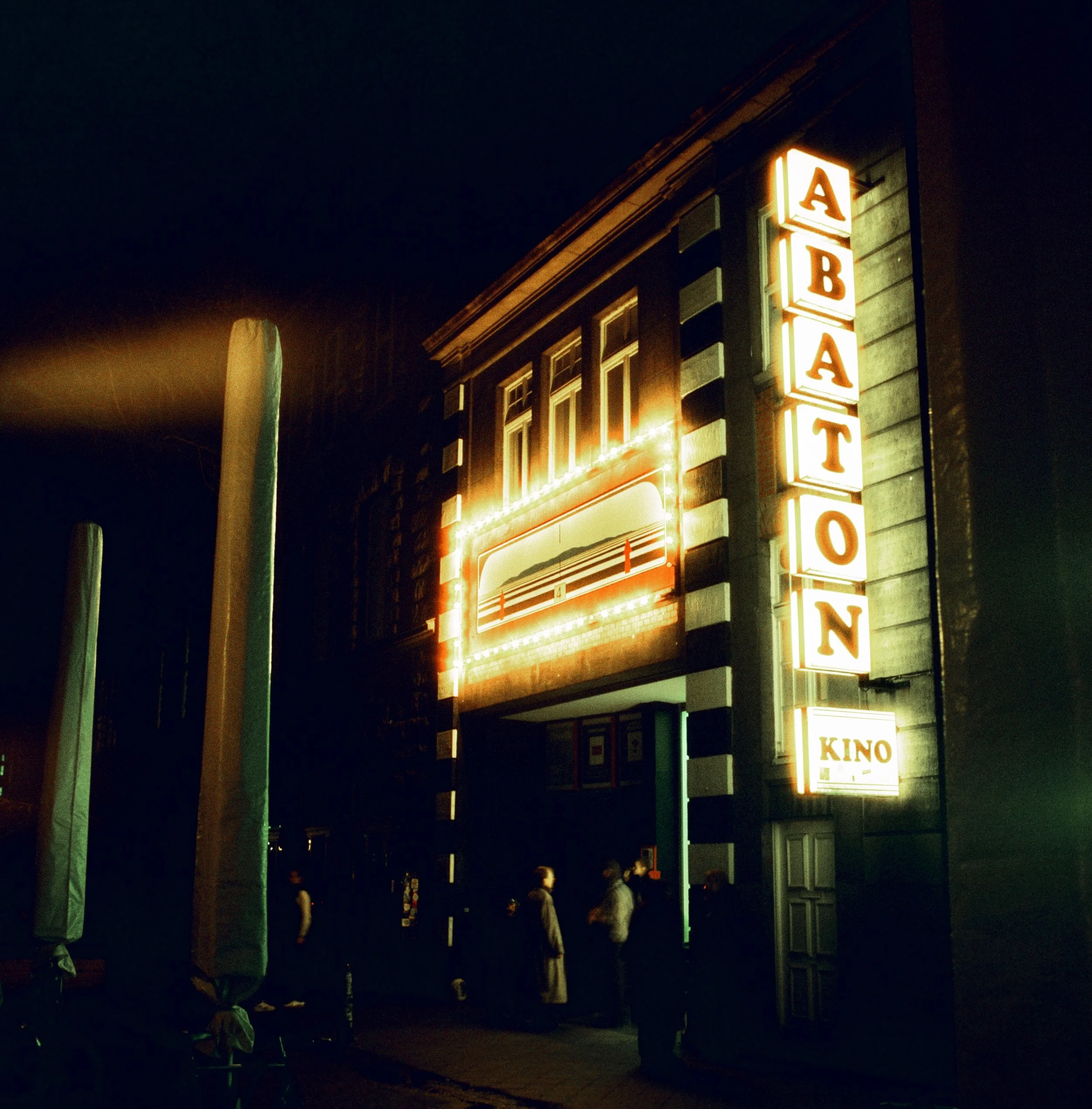 Künstlerisches Foto auf analogem Film vom Abaton Kino in Hamburg.