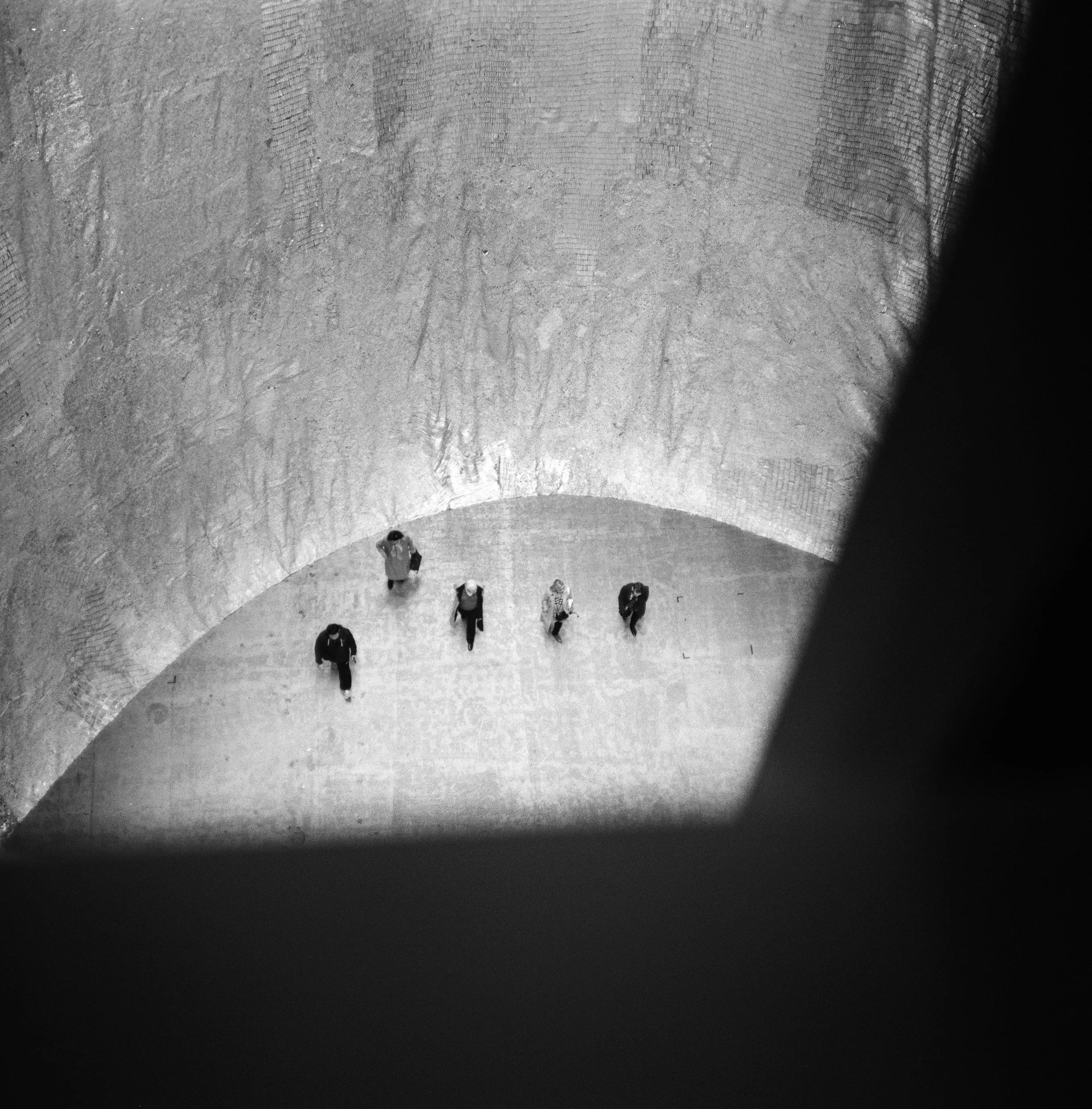 Abstraktes Bild aus der Vogelperspektive, das eine Gruppe Menschen im Tate Modern Museum in London zeigt.