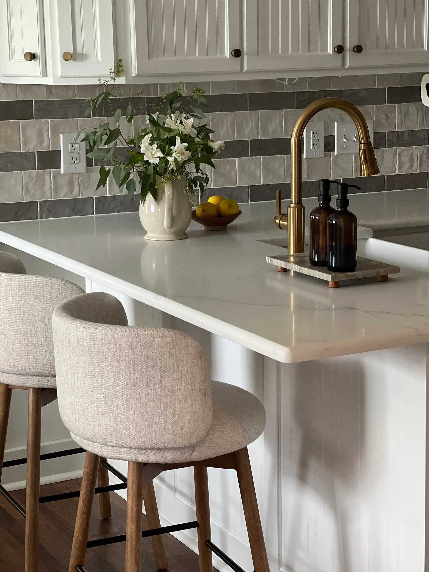 Anyone else here for the crappy iPhone photo updates? We wrapped up project #GDChooklineandsink last week and we&rsquo;re sneaking some pre-profesh pics 👀 

Pro Tip: don&rsquo;t forget that renos are a marathon and not a sprint. We had our Discovery