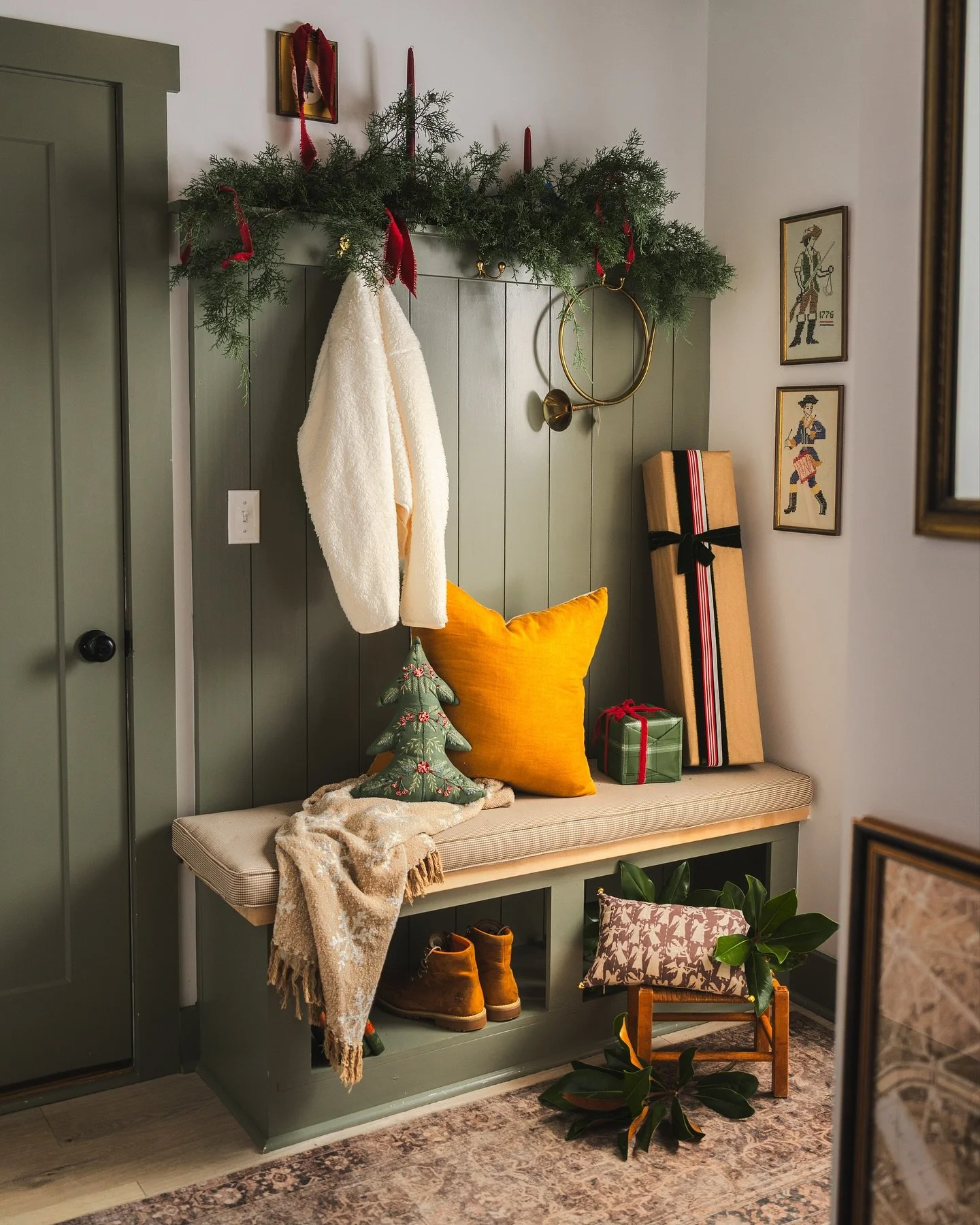 POV: you got one of the TEN tickets left for our ✨Christmas Preview Night✨ and your mudroom is now perfectly holiday ready!