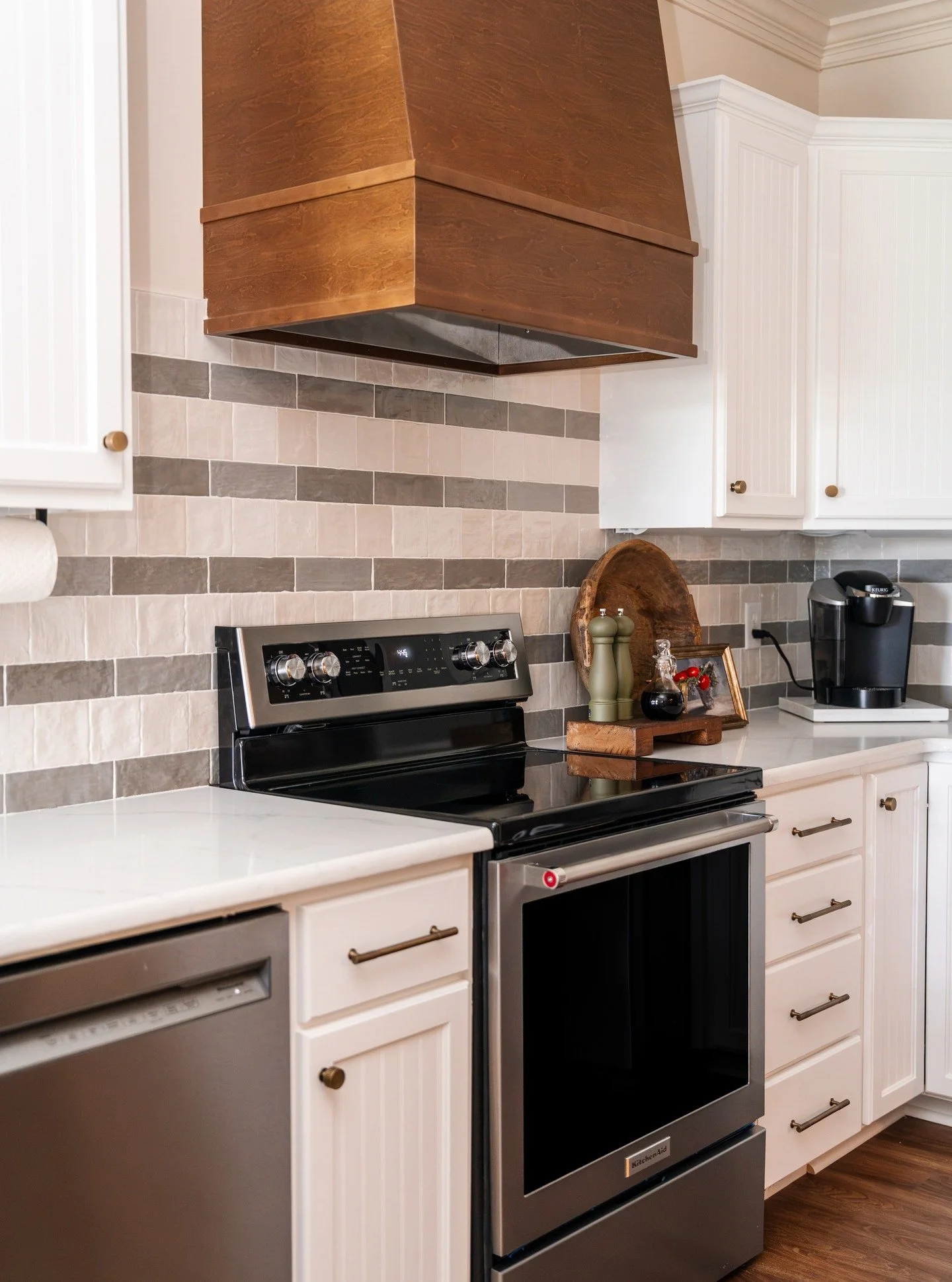 Upper cabinets cramping your space? Don&rsquo;t worry, you're allowed to kick them to the curb. 

This kitchen refresh features a warm (pre-fab) wood hood and tiles laid ✨just so✨ for maximum magic. Breathe easy because she&rsquo;s beauty and balance