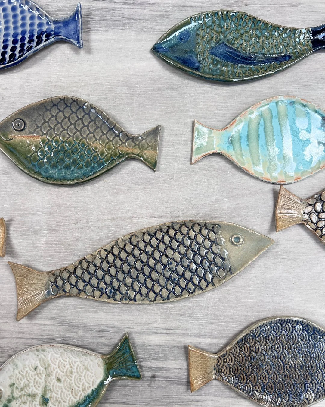 A trending make we saw a lot in last term&rsquo;s classes 🐟⁠
⁠
These fun, patterned fish dishes and platters were a project set by tutor Kate in our Tuesday termly class. We&rsquo;ve loved seeing everyone&rsquo;s choice of patterns and glazes 🤩⁠
⁠
