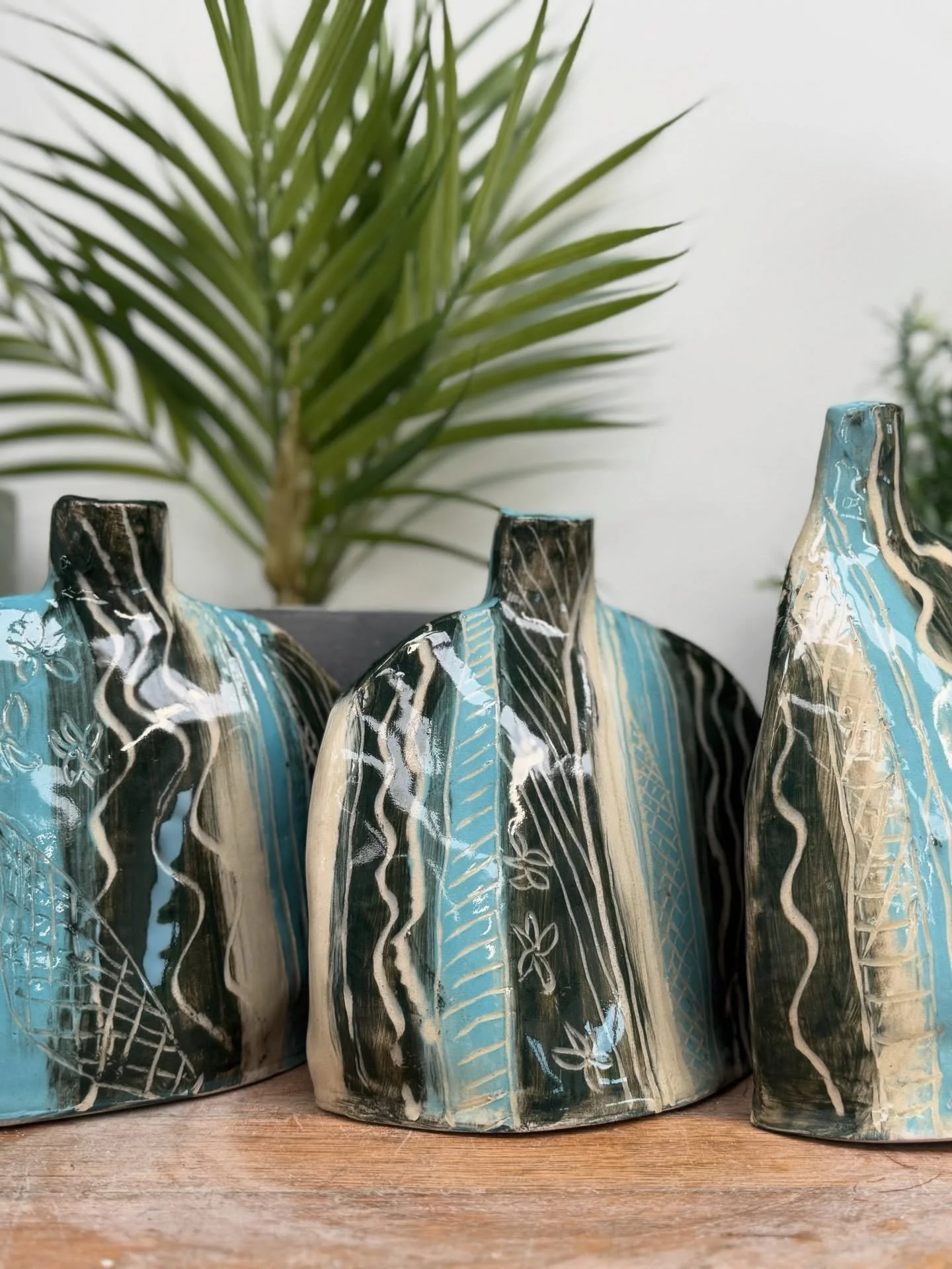 Nature-inspired, colourful designs to mark that spring is finally here 🌷✨

Our student Paula stepped outside her comfort zone, drawing inspiration from tulips to create these beautiful pieces. She crafted one tulip pot along with three additional de