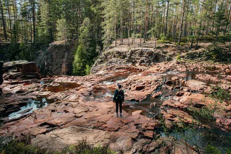 brattfallet bovenop waterval