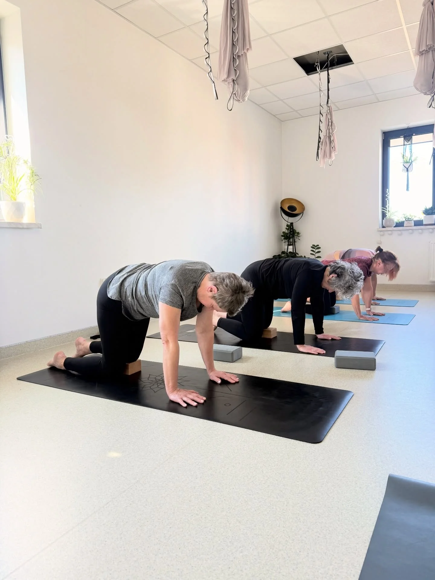 Poranna cisza, spokojny oddech i kilka uważnych ruch&oacute;w, kt&oacute;re budzą ciało po całym tygodniu.
Bez pośpiechu. Bez presji. Tylko ja, mata i chwila dla siebie.

Sobota to idealny moment, żeby zwolnić i przypomnieć sobie, że joga to nie tylk