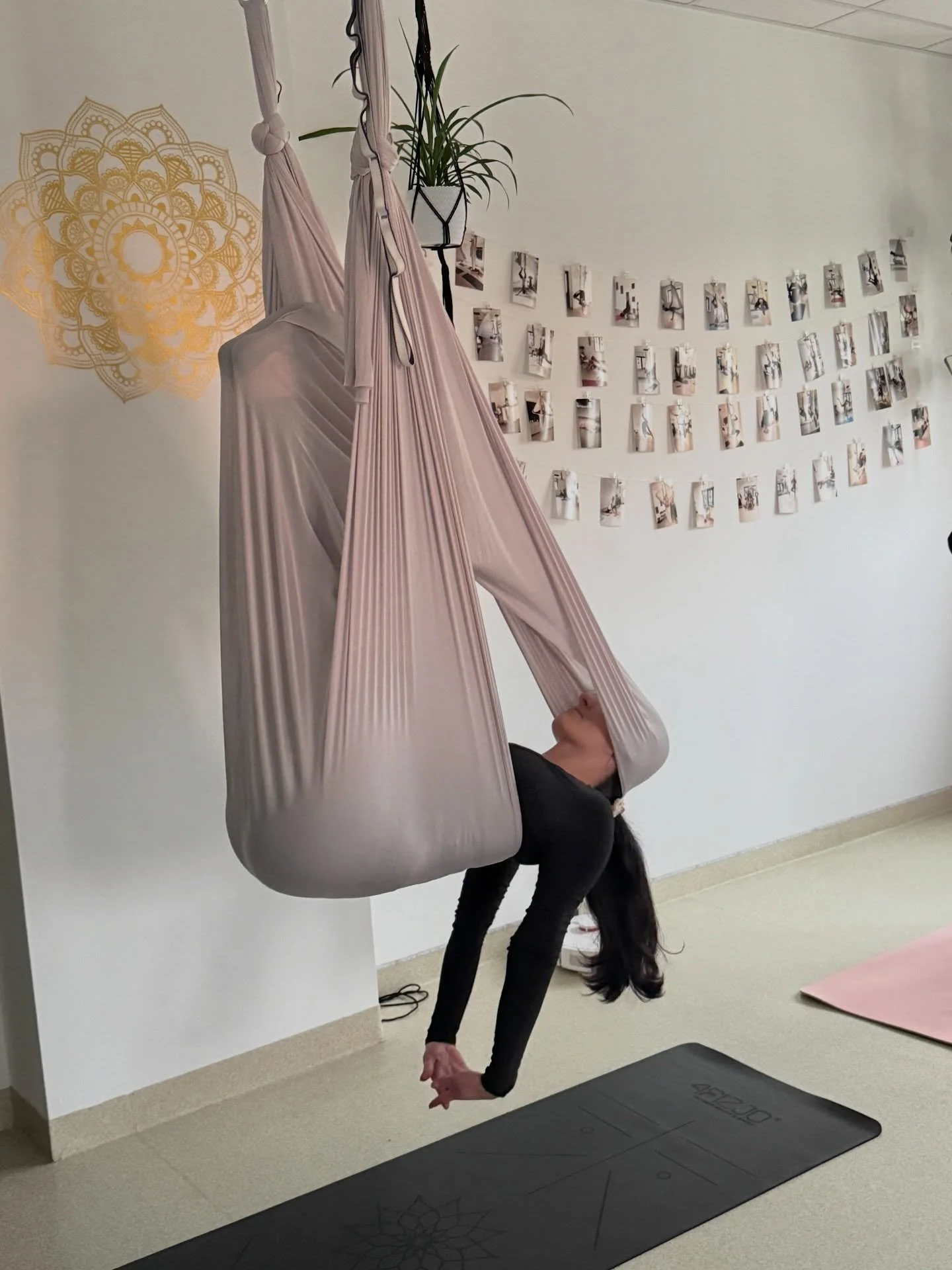 Pełen relaks na koniec dzisiejszej praktyki jogi na chustach 
Cisza, oddech i chwila tylko dla siebie&hellip;

Najważniejsze to znaleźć komfort w relaksie &ndash; odpuścić napięcia, zwolnić i po prostu być 🌿

Bo prawdziwa regeneracja zaczyna się wte