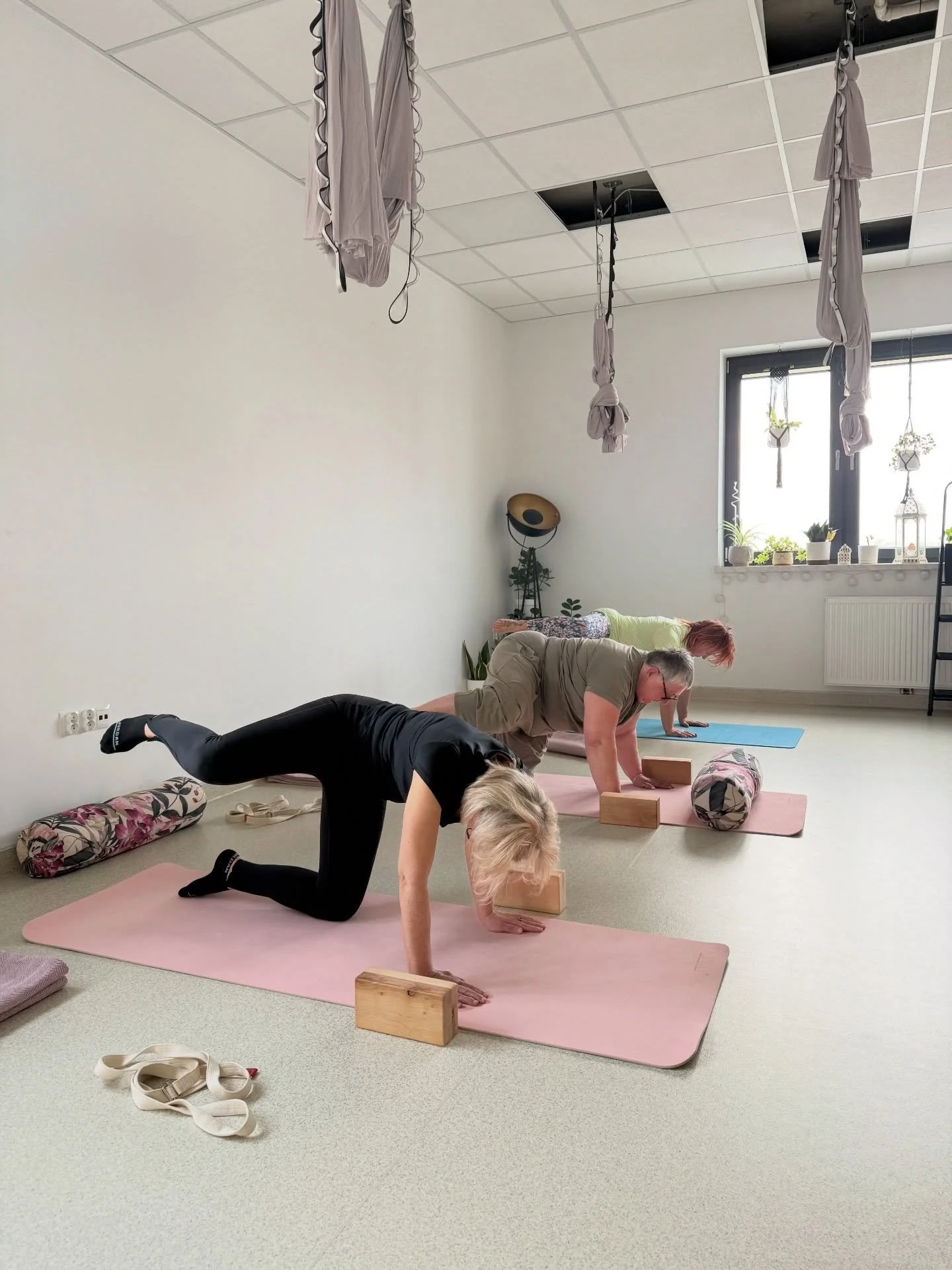 Dzisiejsza joga na macie 🧘&zwj;♀️✨

Było dokładnie tak, jak trzeba &mdash; trochę ruchu, trochę oddechu i moment, żeby wr&oacute;cić do siebie. Bez pośpiechu, bez presji.

Ciało się rozciągnęło, głowa odpoczęła, a na koniec ten najlepszy moment&hell