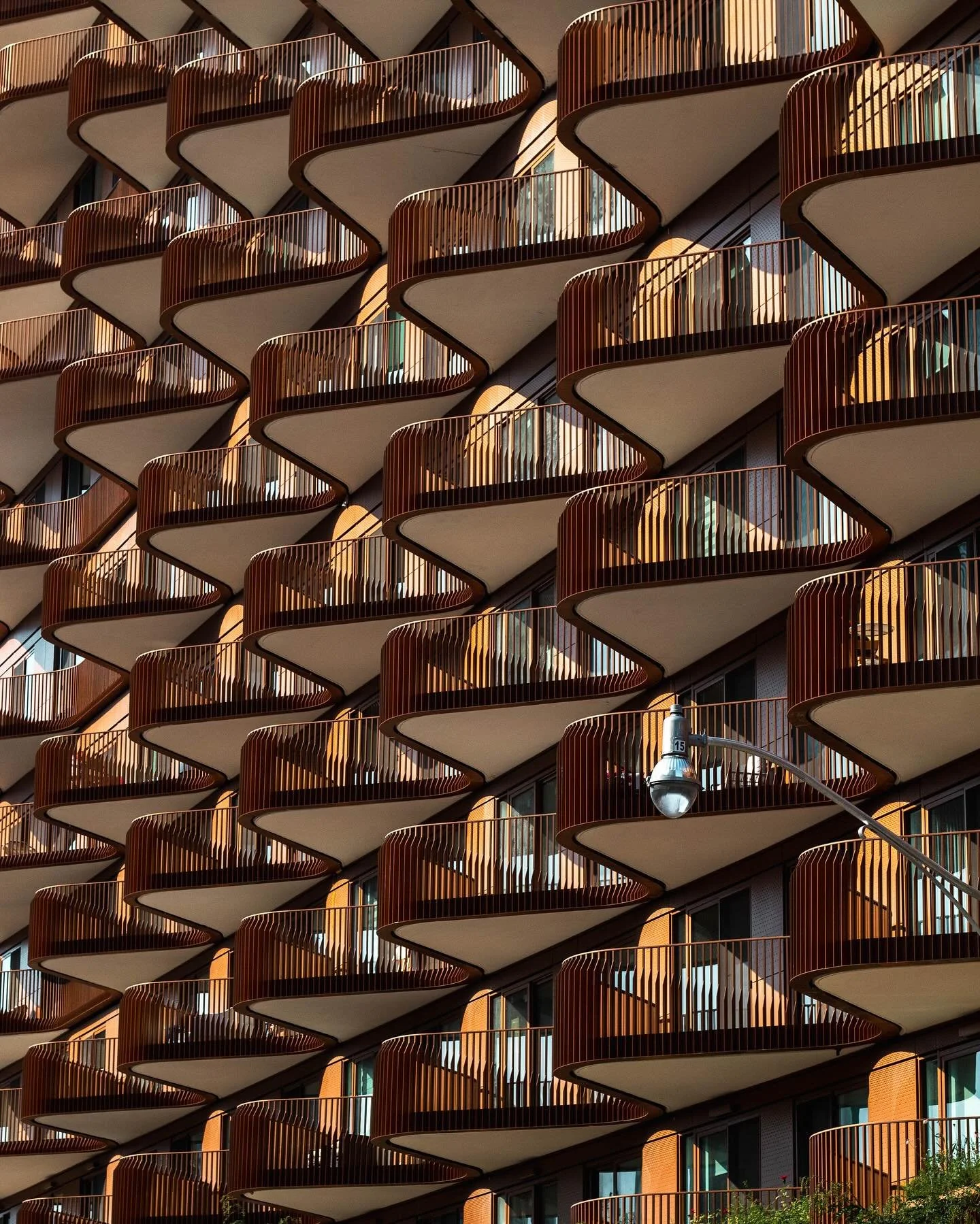 Aqualuna by @3xnarchitects is pretty spectacular up close.
.
#3xn #architecturephoto #archigram #torontoarchitecture #parametricdesign #aqualuna