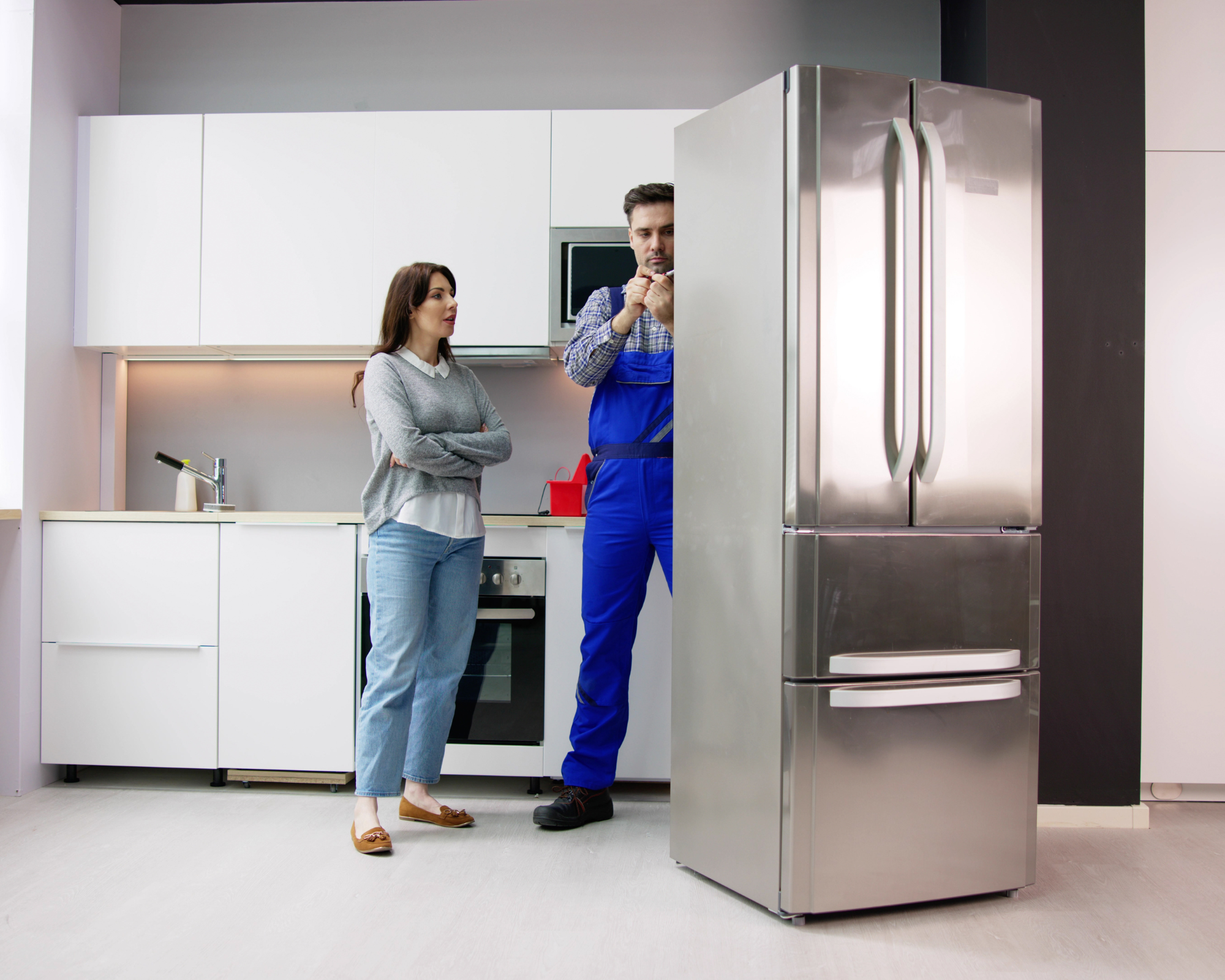 Técnico reparando refrigerador a domicilio. Reparando falla de refrigerador