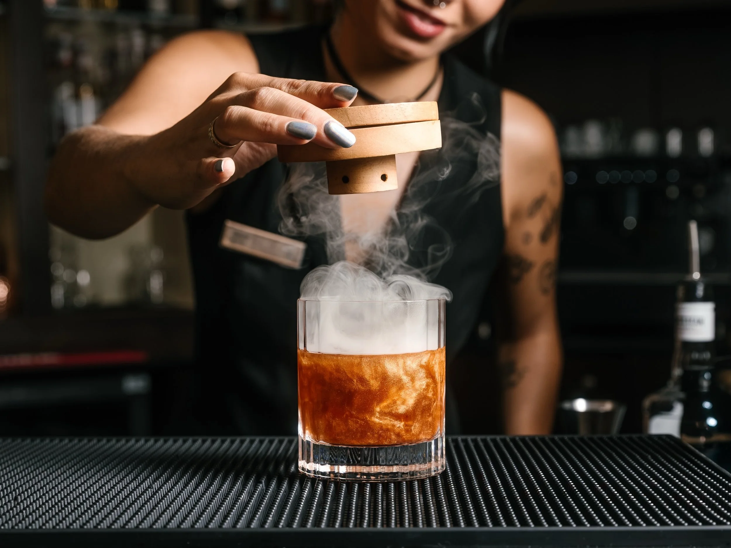 Les photos de pr&eacute;paration de cocktail, c&rsquo;est clairement des projets qui me captivent. Mais vraiment.
Le fait de figer certains mouvements c&rsquo;est juste ultra satisfaisant.

Pour mon client, c&rsquo;est l&rsquo;occasion d&rsquo;avoir 