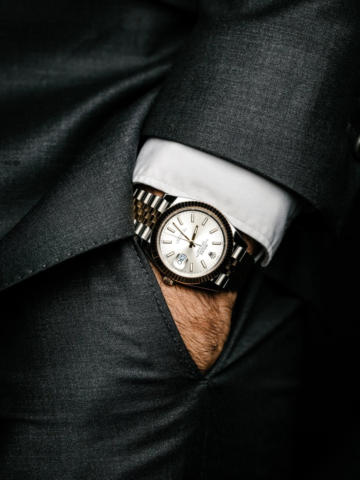 The Rolex Datejust 
Ind&eacute;modable, une montre de tous les jours et pour toutes les occasions. Cette configuration est l&rsquo;une de mes pr&eacute;f&eacute;r&eacute;es d&rsquo;ailleurs.

@rolex 

#watchphotography #rolexdatejust