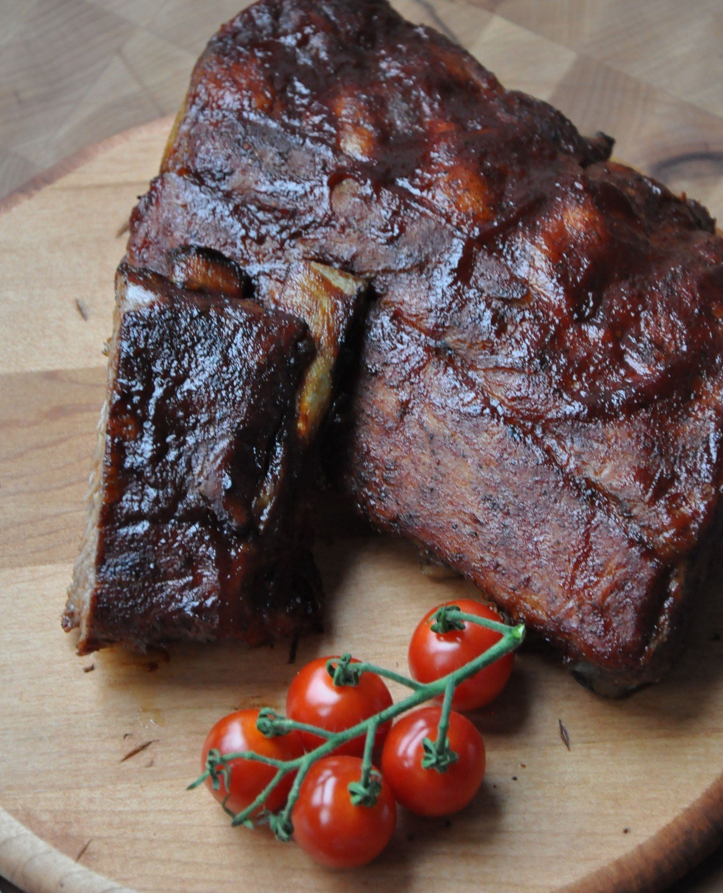 Are you Team Baby Back or Team St. Louis? Whether you lean toward tender baby backs or meaty St. Louis-style cuts, there&rsquo;s no wrong choice.⁠
⁠
Baby back ribs are cut from the top of the ribcage near the spine. They&rsquo;re shorter, curved, and