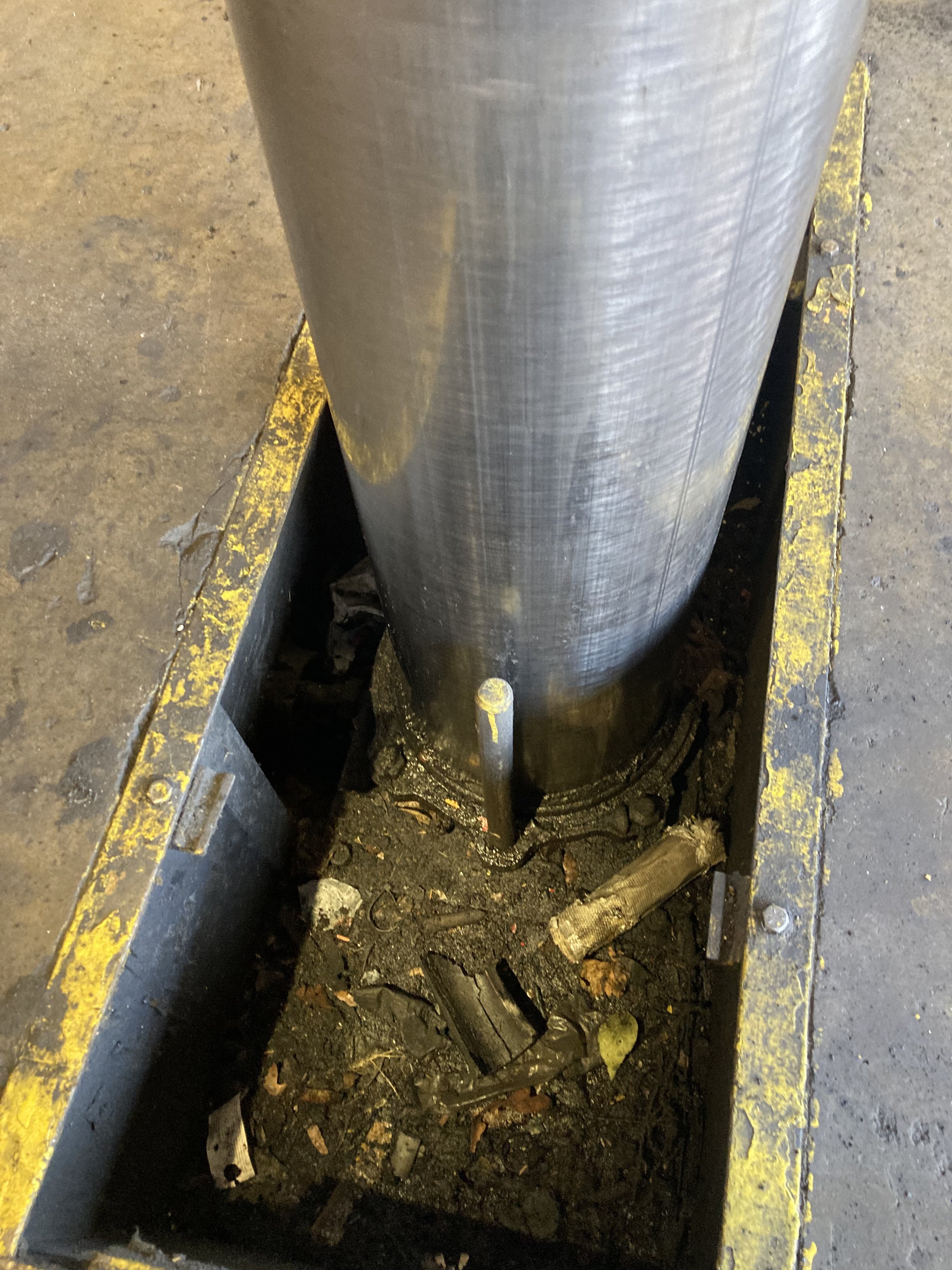 Debis In Fixed Pit. These Old Lifts Have No Locks Unless Fully Raised