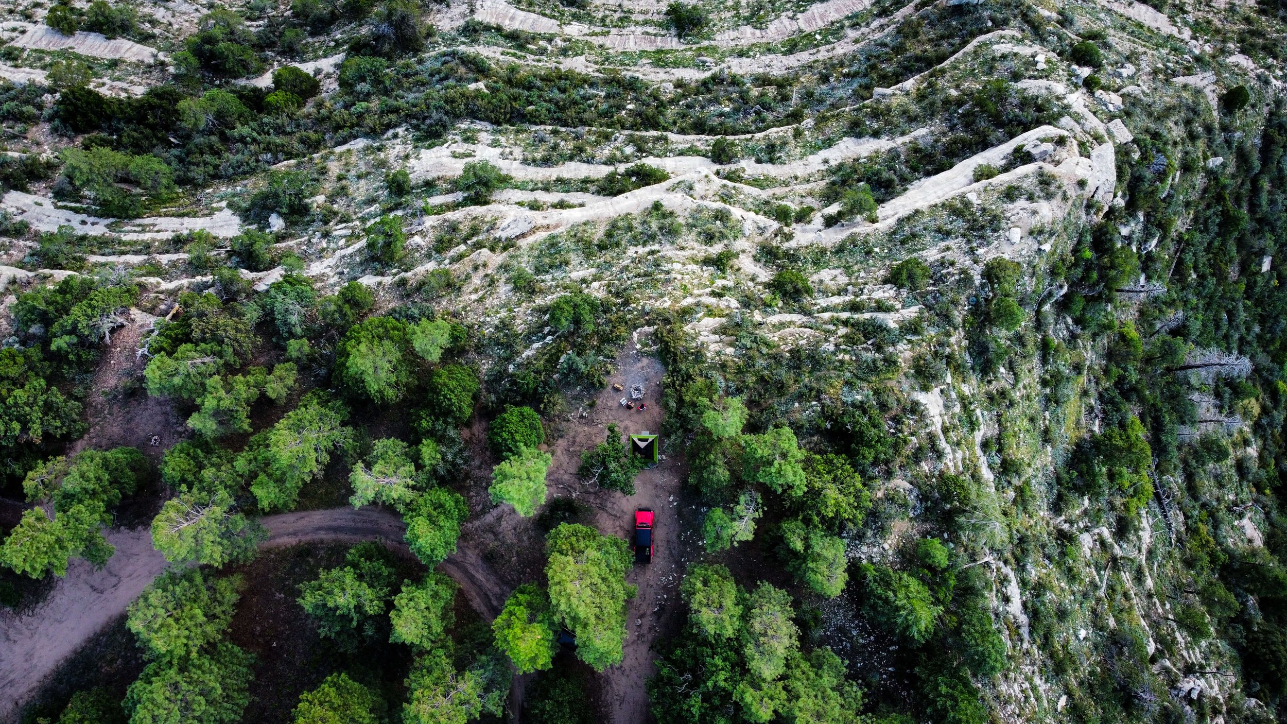 Drone photography of a Red Jeep Gladiator on a cliff edge, Edge of the World, Flagstaff, Arizona, USA, northern Arizona, Camping, high desert, Sedona, car camping, campsite, American Southwest.