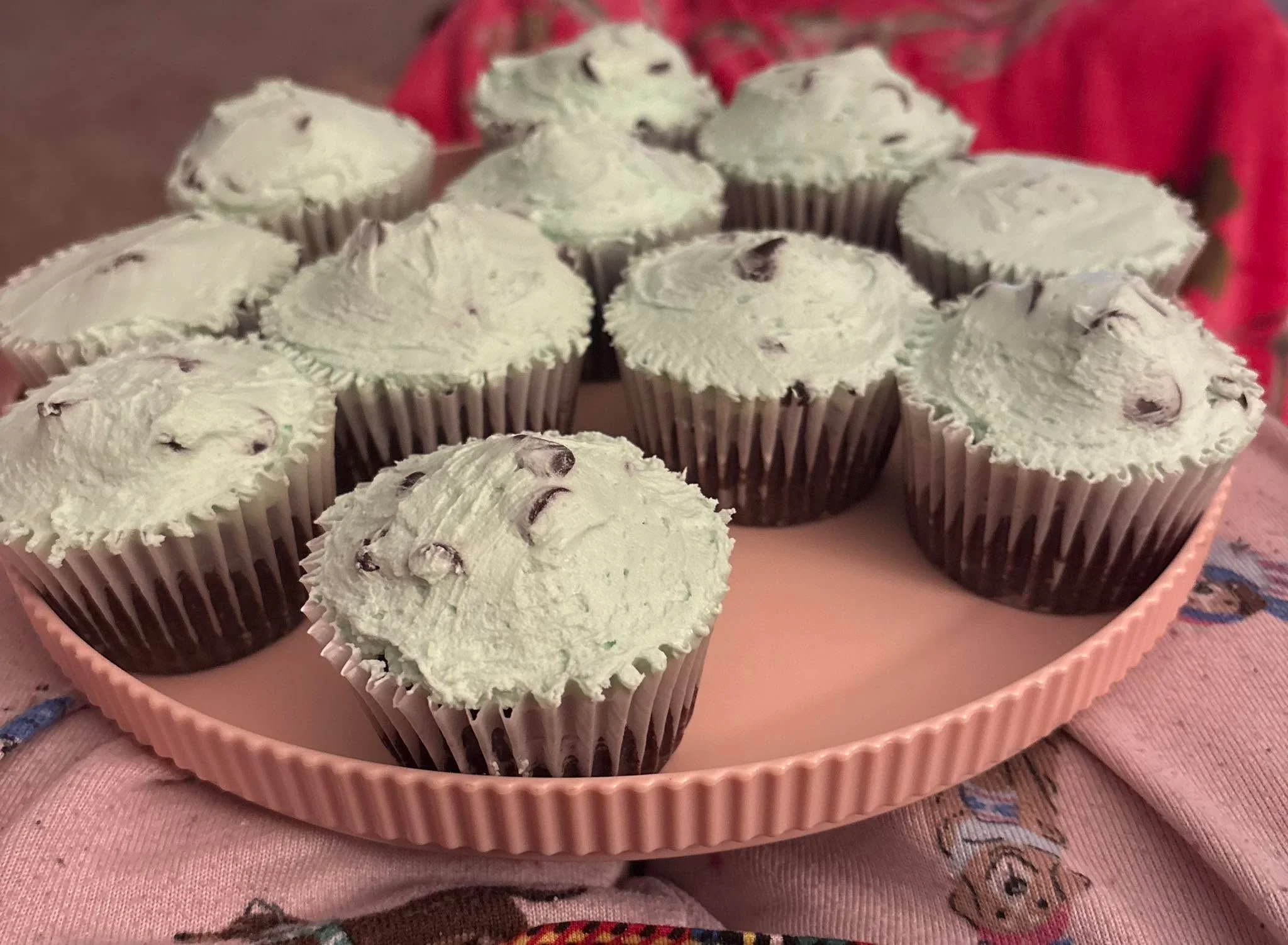 I love how these came out! They look like mint chip ice cream cupcakes, but it&rsquo;s only half right! It&rsquo;s mint chip cupcakes no ice cream and is delicious!