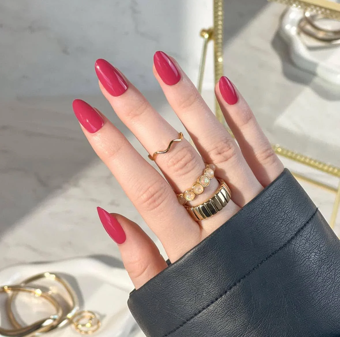 Elevate your beauty regimen with Red Aspen nail dashes, expertly designed to deliver professional-looking results without excessive expenditure. 

The comprehensive kit includes 24-30 press-on nails, a mini nail file, mini cuticle pusher, and mini na