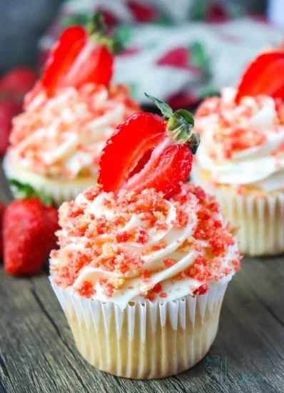 Strawberry Crunch Cupcakes