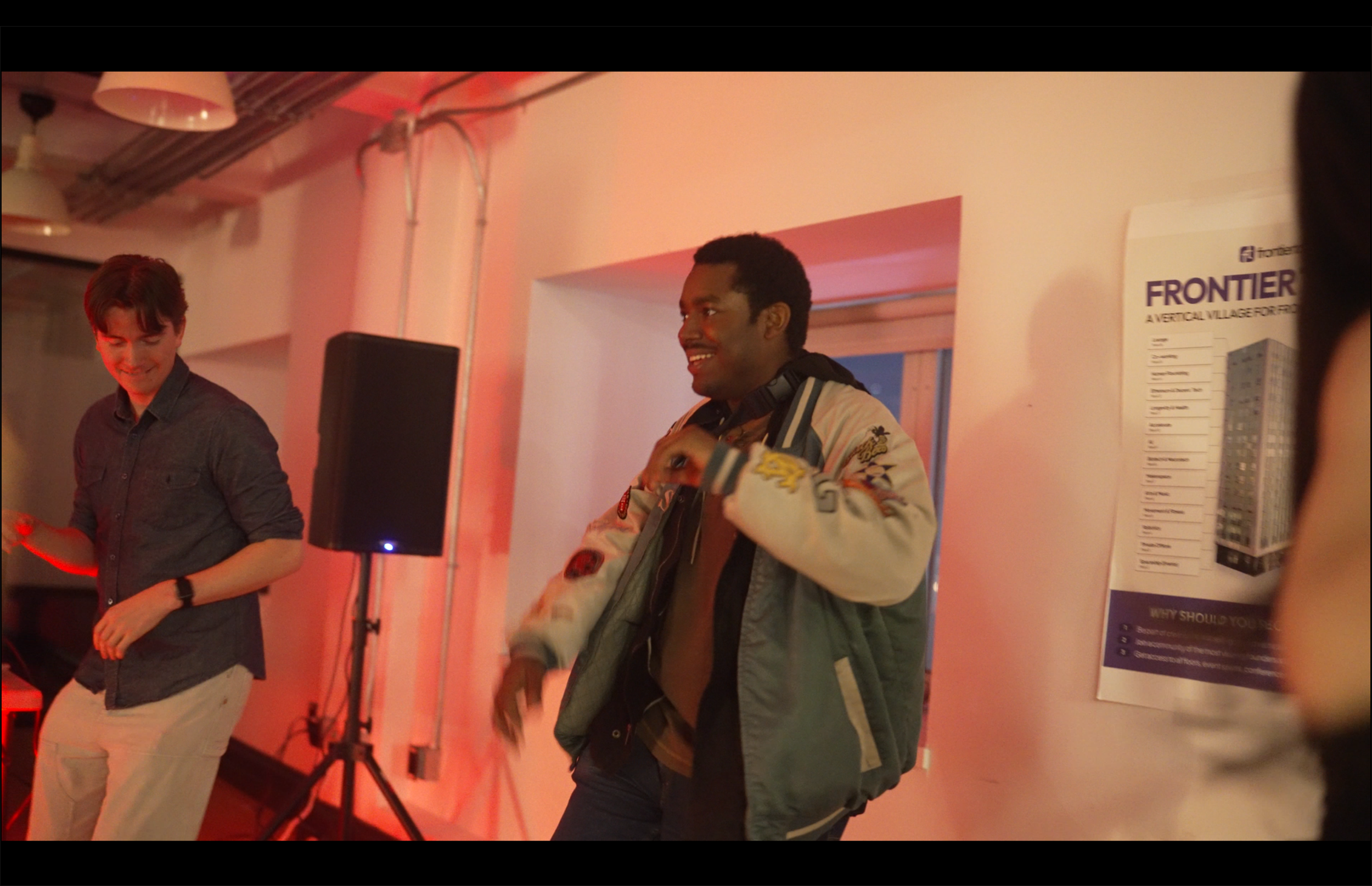 Cyrus plus dude dancing.png