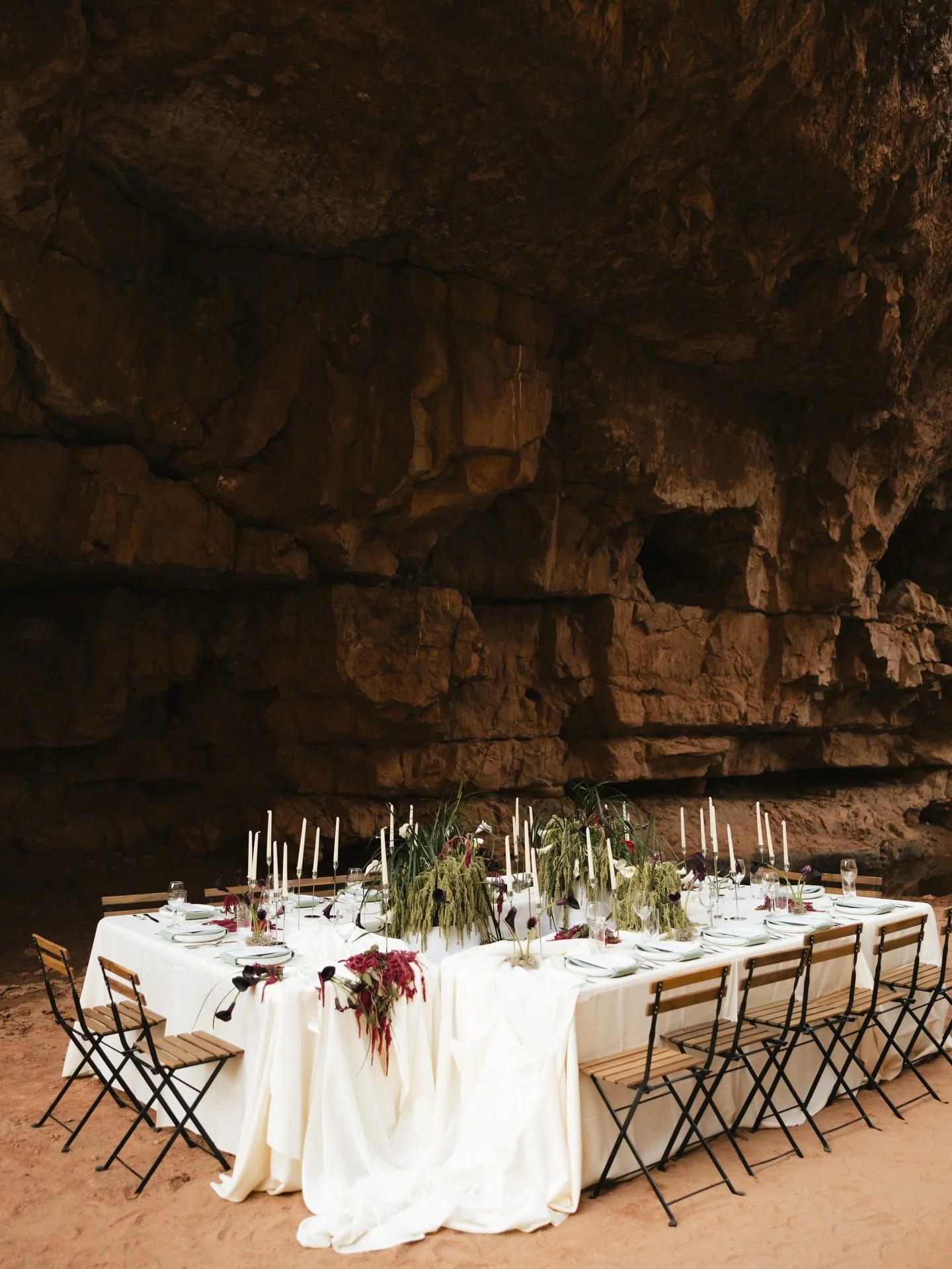 if these don&rsquo;t make you want to elope in the desert, idk what will 🤤🥀

planning @xoevent.co 
host @lostinlove.co 
florals @okiefloralco 
rentals @stgeorgepartyrentals 
content @contentbycoral 
drone shots @hannahvandiverphotography