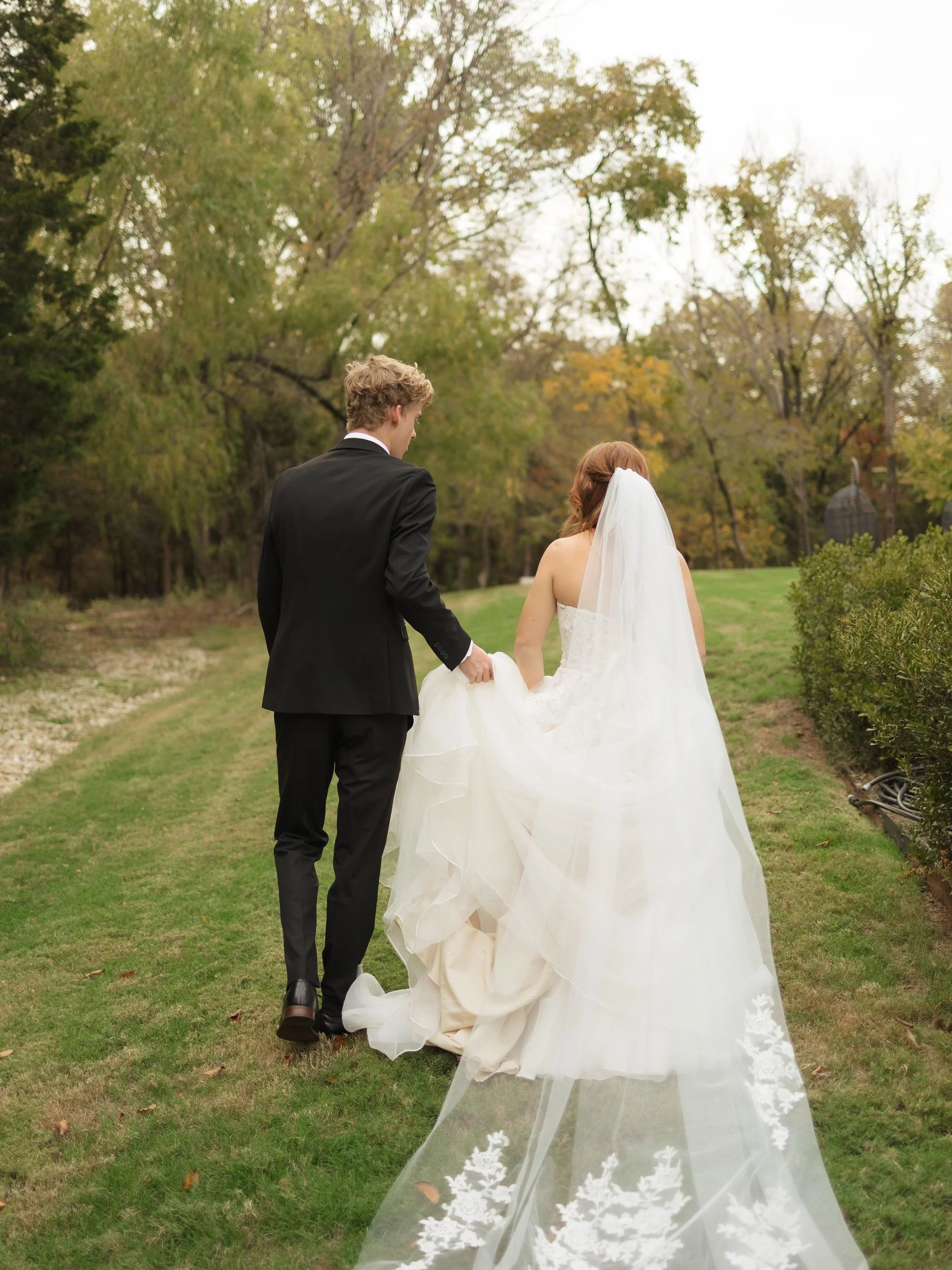 I shared some of @gracie.tryggestad bridals last week, so it only felt right to revisit her intimate, backyard wedding in Dallas.

Celebrating people so close to you hits different (for obvious reasons) - but no one prepares you the feeling of lookin
