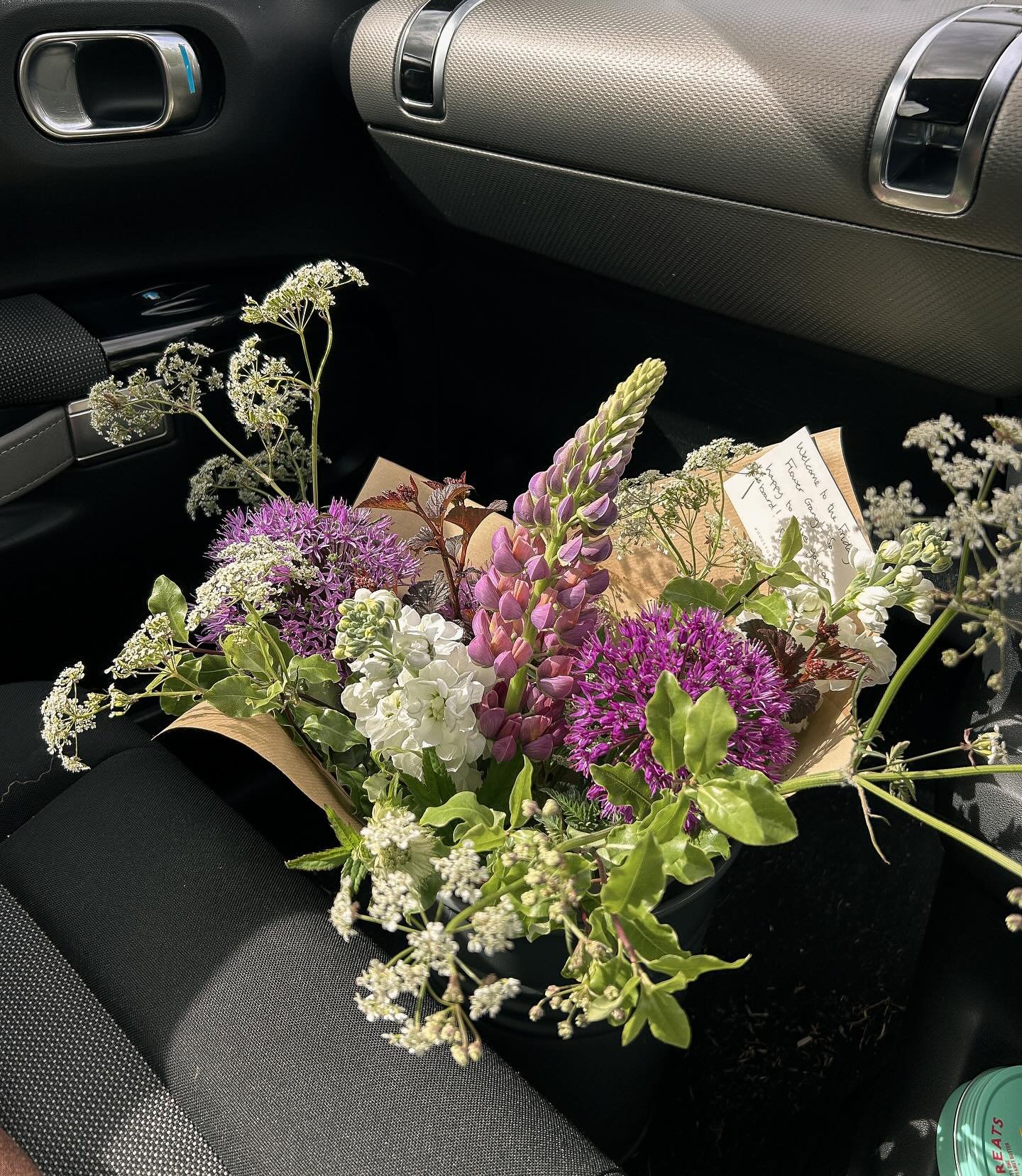 This weeks lovely flowers off to the subscription gang - send me a dm if you&rsquo;d like to set up a subscription for our bi-weekly flowers 🥰❤️