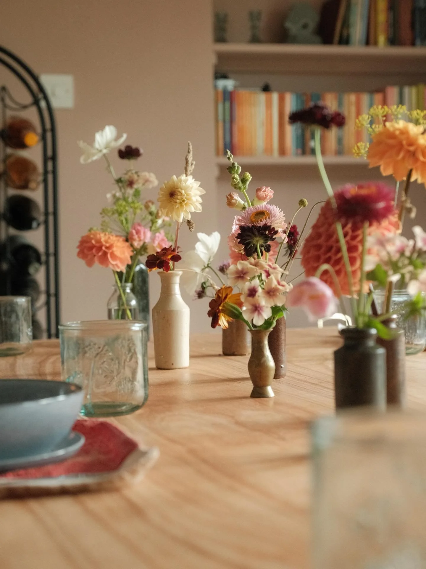 Late summer bud vases for the table a few weeks back before the frost got the dahlias 🥲