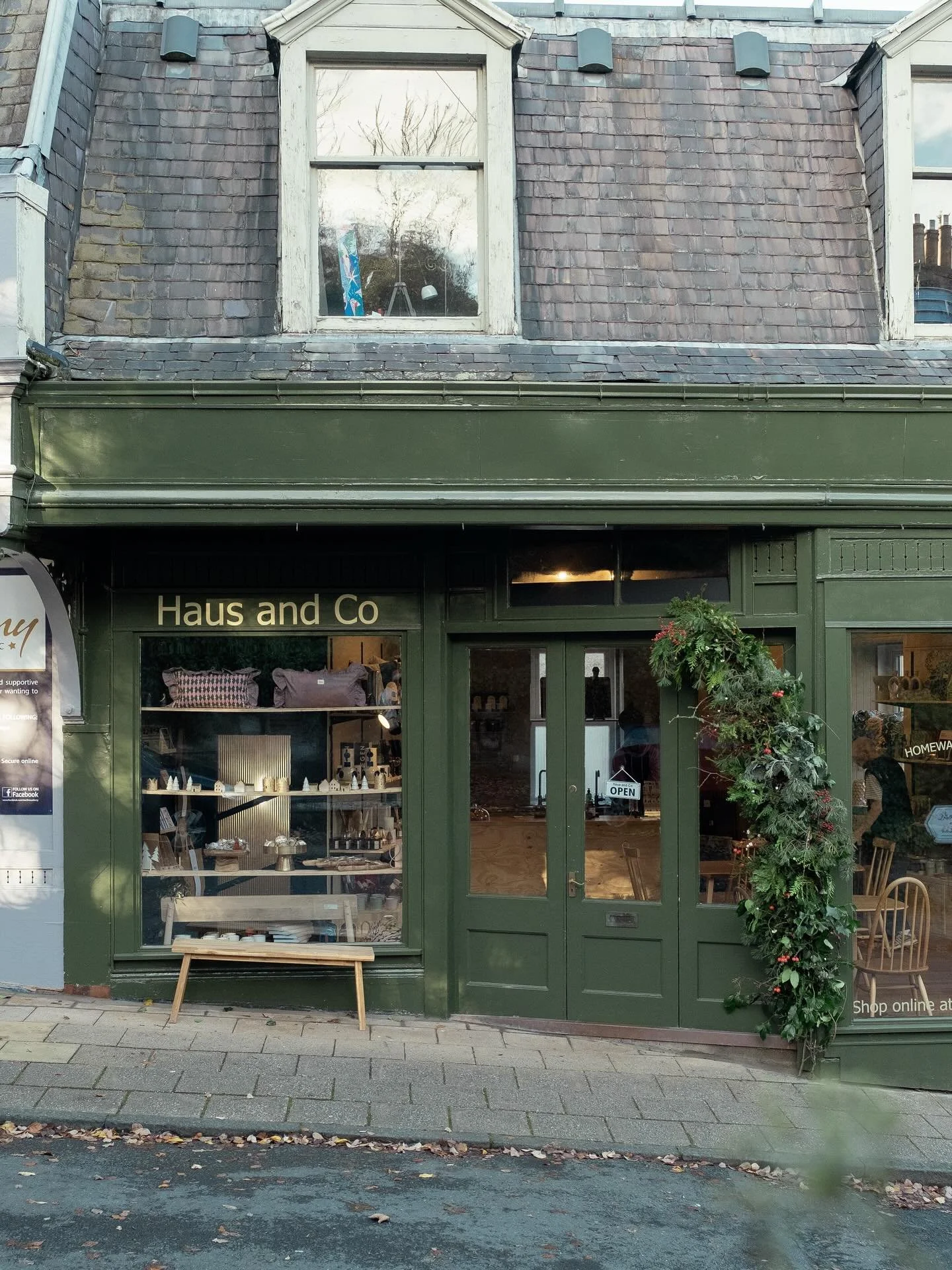 Christmas has arrived at @haus_andco 🎄❤️

Such a treat to create this wild Christmas installation for the gorgeous Haus &amp; Co in Melrose, made with the best treasures nature has to offer at this time of year. 

No plastic, flower foam or imported