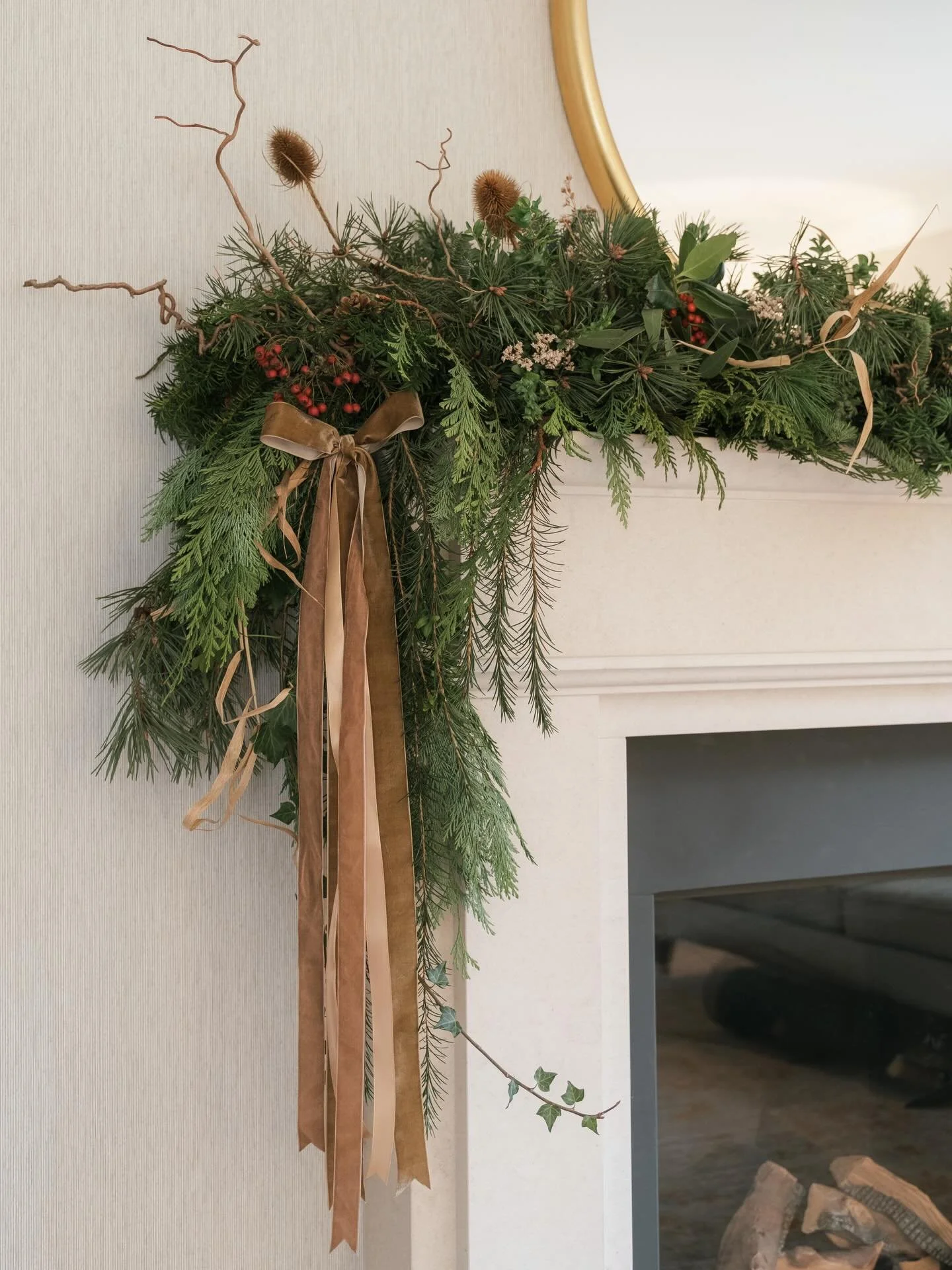 Wiggly foraged Christmas mantlepiece for @kailzieestate 🎄❤️