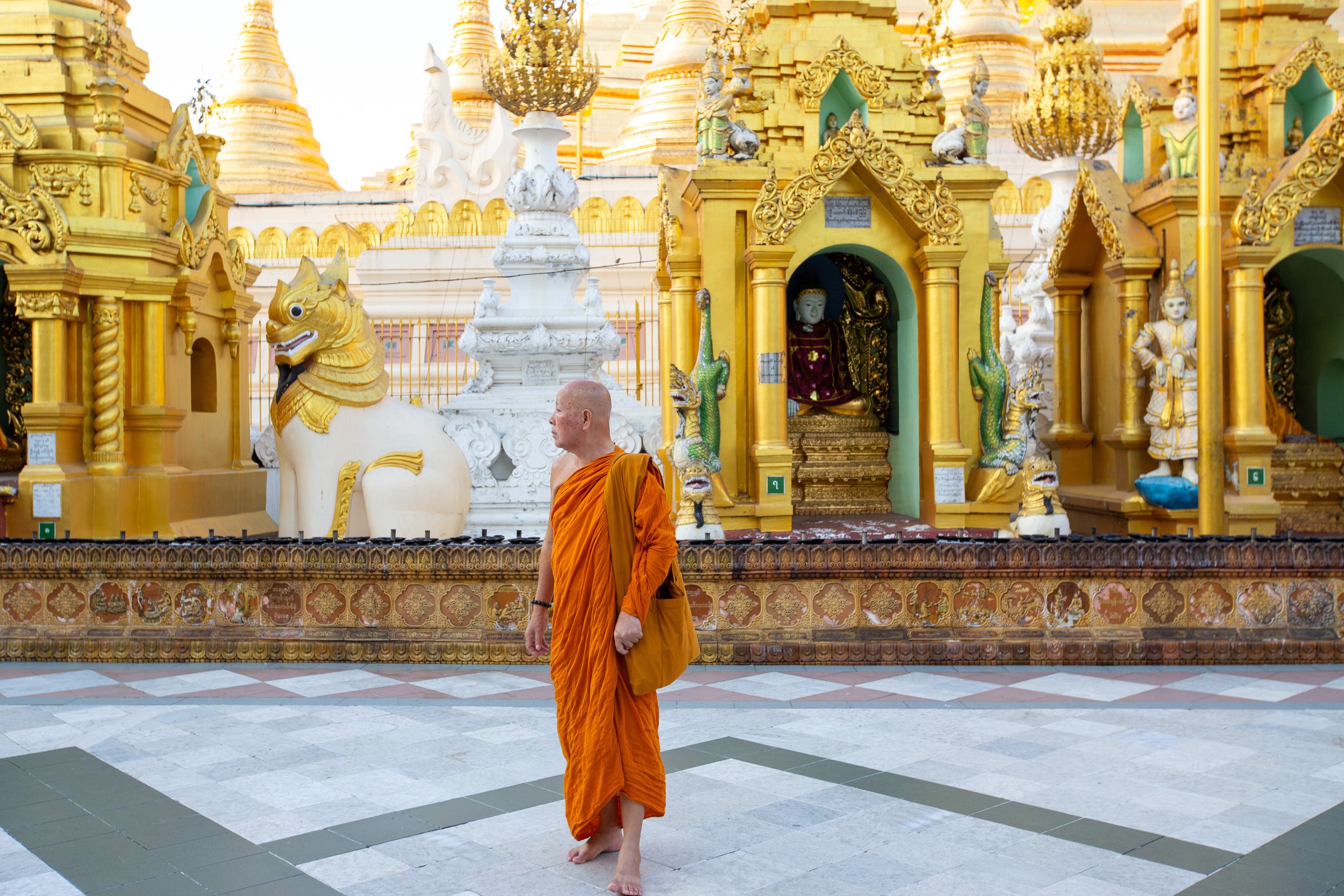 yangon shwedagon monk.jpg