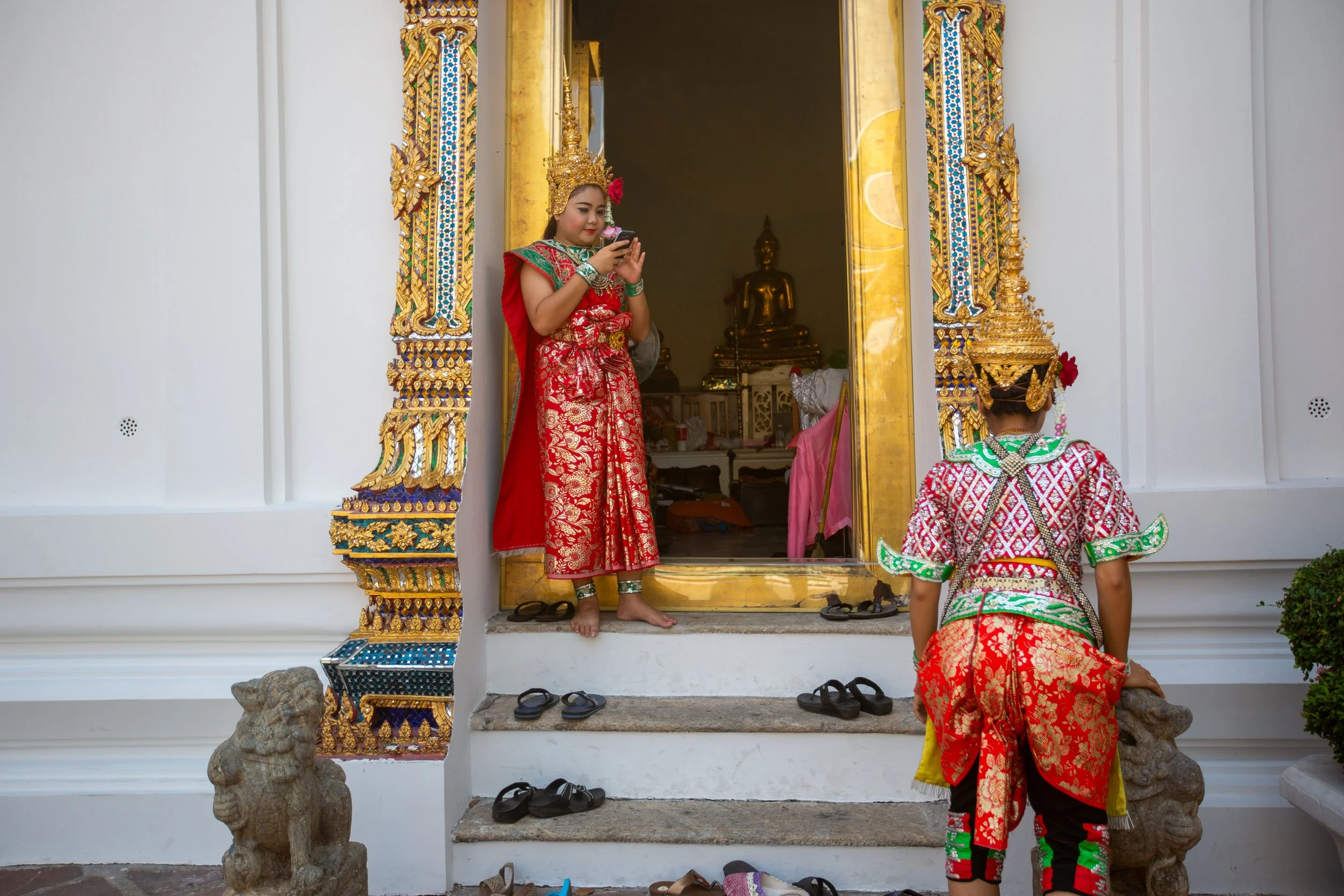 bangkok dancers phone.jpg