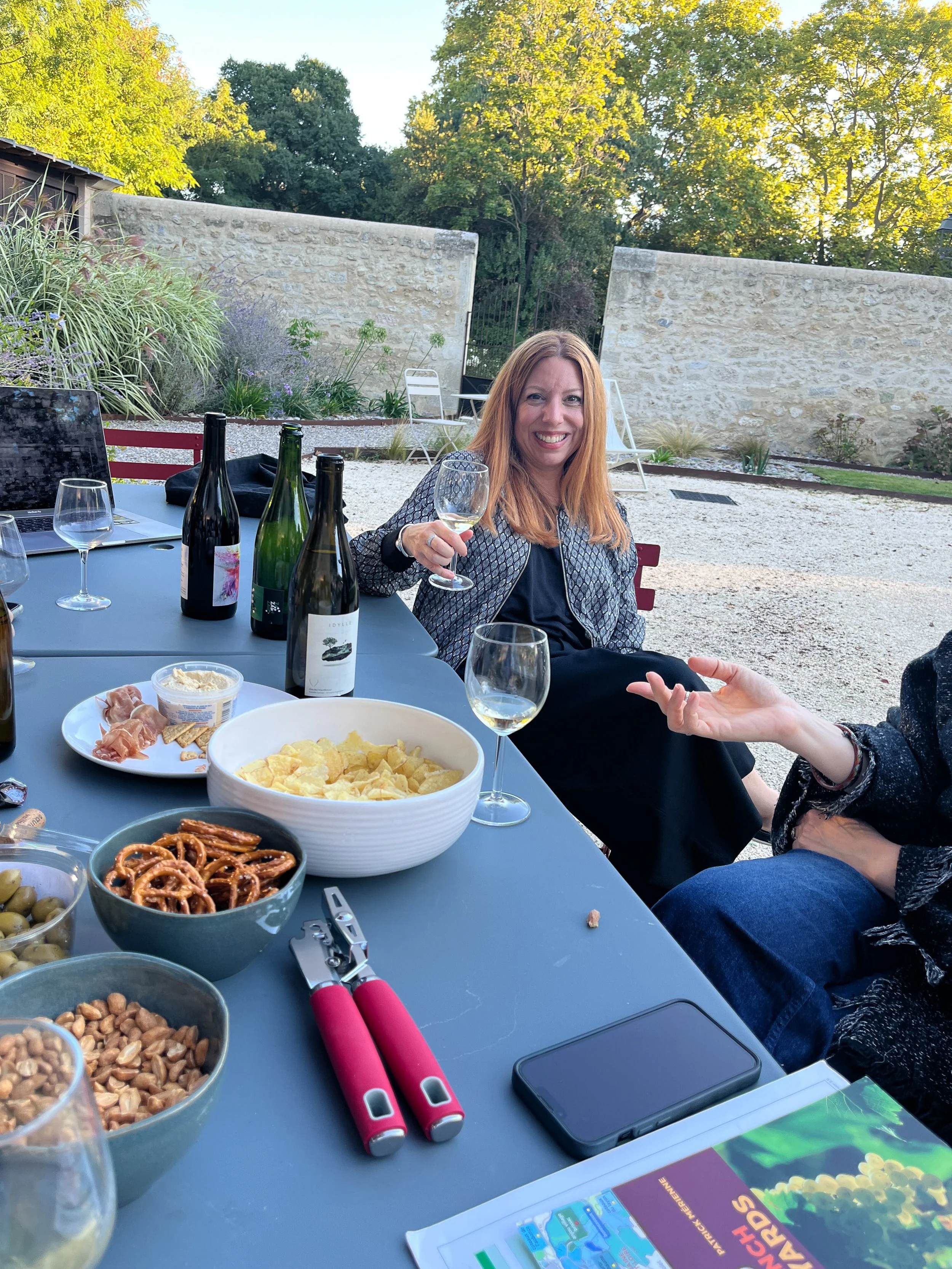 Apéritif in the courtyard of the château