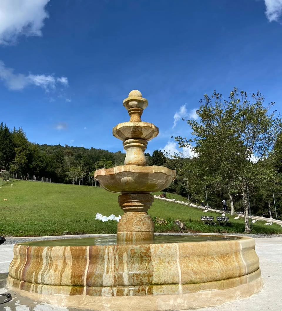 Fuente en piedra Barichara ⛲ 3 metros de di&aacute;metro.

#fuentes #fuenteenpiedra #piedrasnaturales #decoracion #fuente #stone #piedranatural  #dise&ntilde;odeinteriores #dise&ntilde;oexterior #disenodeinteriores