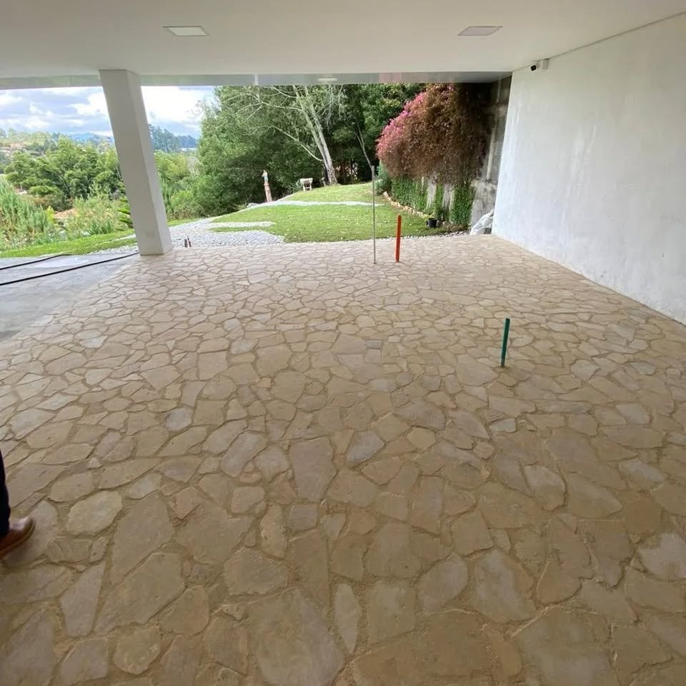 Piedra perlato en laja 🪨🪨 

#piedranatural #piso #pisoenpiedra #piedra #stone #piedrasnaturales #fachadaenpiedra #perlato #exterior