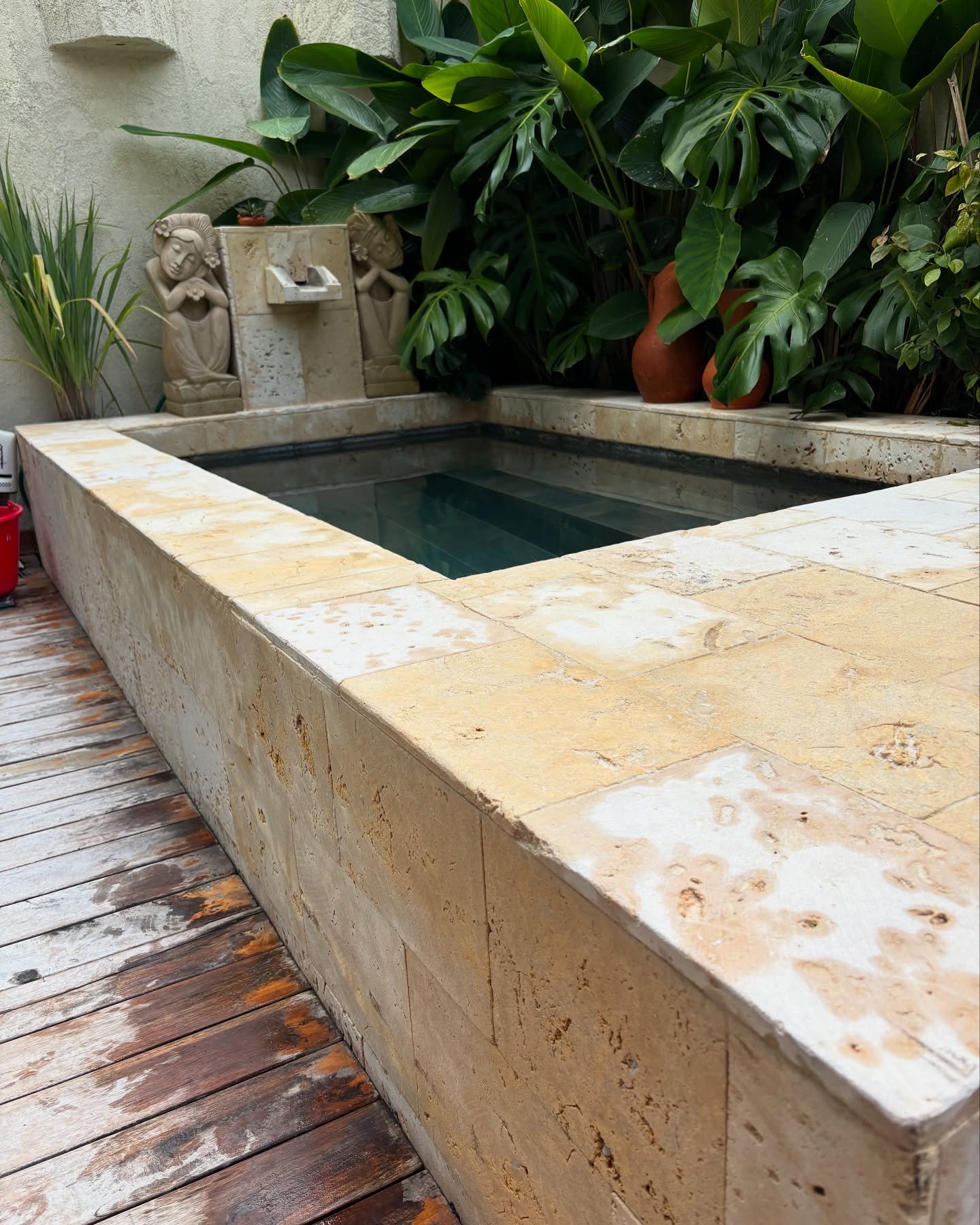 Transformamos este jacuzzi con piedra Coralina cortada 30cmx40cm. Un acabado natural y sofisticado que eleva cualquier espacio. &iquest;Te gustar&iacute;a algo as&iacute; en tu proyecto? 
&bull; &bull; &bull;  #PiedraNatural #Jacuzzi #Coralina  #Dise