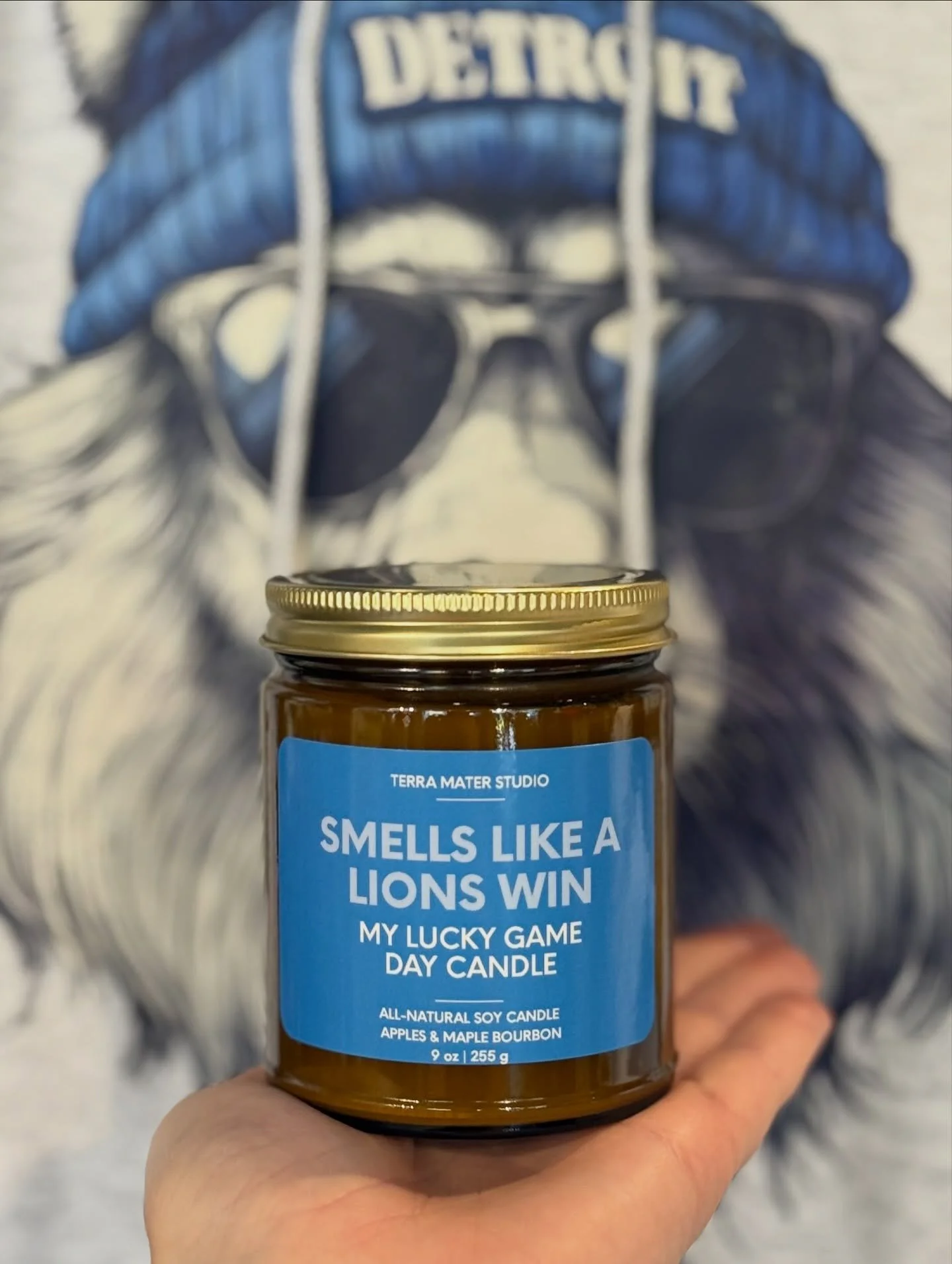 Smells like a Lions win! 🦁 
Light it up for game day! Our new Detroit Lions themed candle is the perfect way to show your pride and fill your space with the winning scent! Available now at our Kalamazoo location &mdash; grab yours before the game th