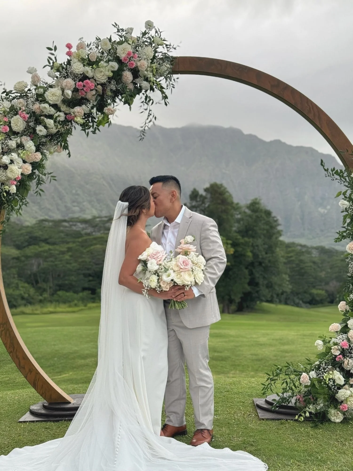 nuoli-designs-hawaii-wedding-arch-kiss.jpg