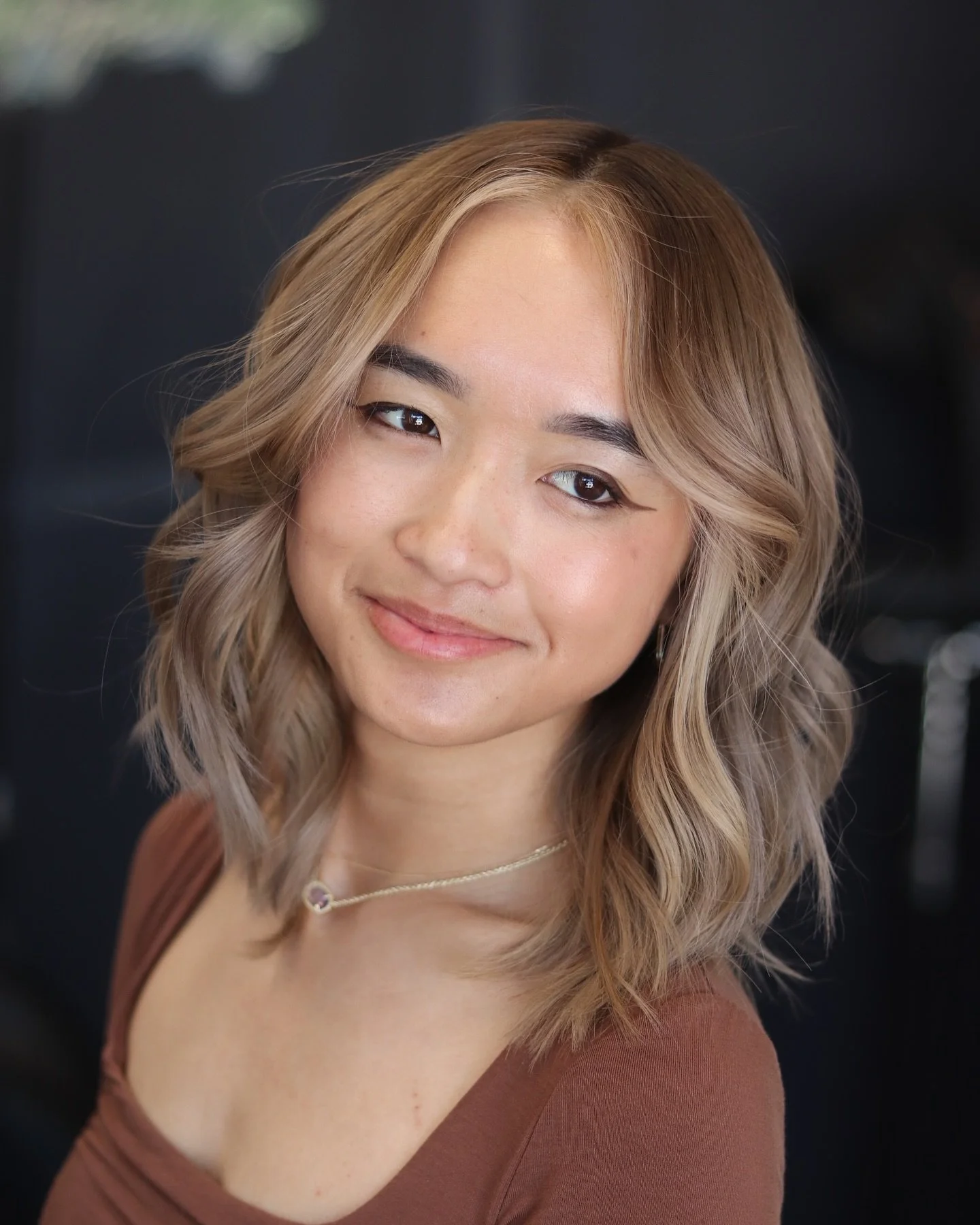 Switched her to a more dimensional look for lower maintenance as she thrives in New York City! 😍

Products:
- toner : @schwarzkopfusa igora permanent 
- favorite purple shampoo @pallure code: CAREGLAM
- curler @babylissprousa 1 1/2
- hairspray @kenr