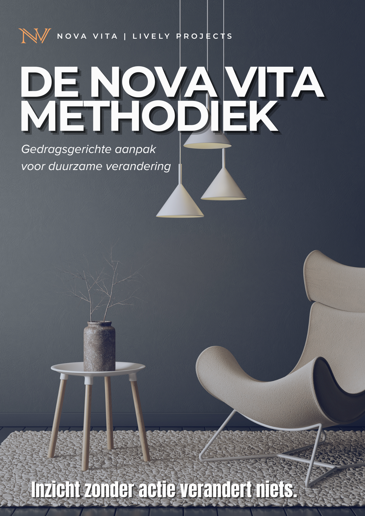 Interior van een woonkamer met een moderne stoel, een kleine bijzettafel met een vaas met takken, witte hanglampen en een textieltapijt, tegen een grijze muur. Tekst op de afbeelding: 'De nova vita methodeek. Gedragsgerichte aanpak voor duurzame verandering. Inzicht zonder actie verandert niets.'