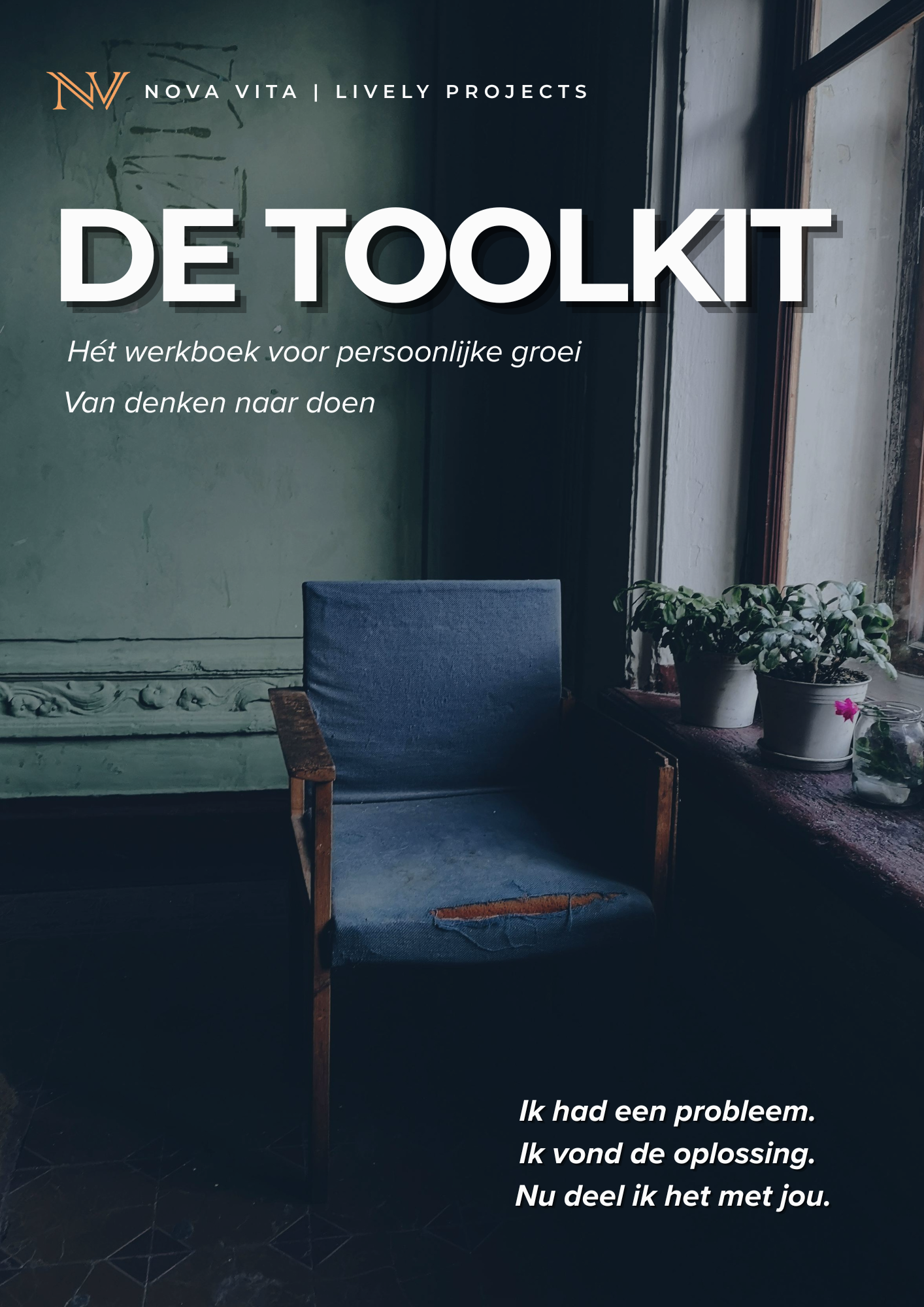 Een oude stoel met versleten bekleding staat naast een venster met planten op de vensterbank. Een muur met scheuren en verf die afbladdert is zichtbaar op de achtergrond. Tekst op de afbeelding zegt: "De toolkit. Hét werkboek voor persoonlijke groei. Van denken naar doen. Nu deel ik het met jou."