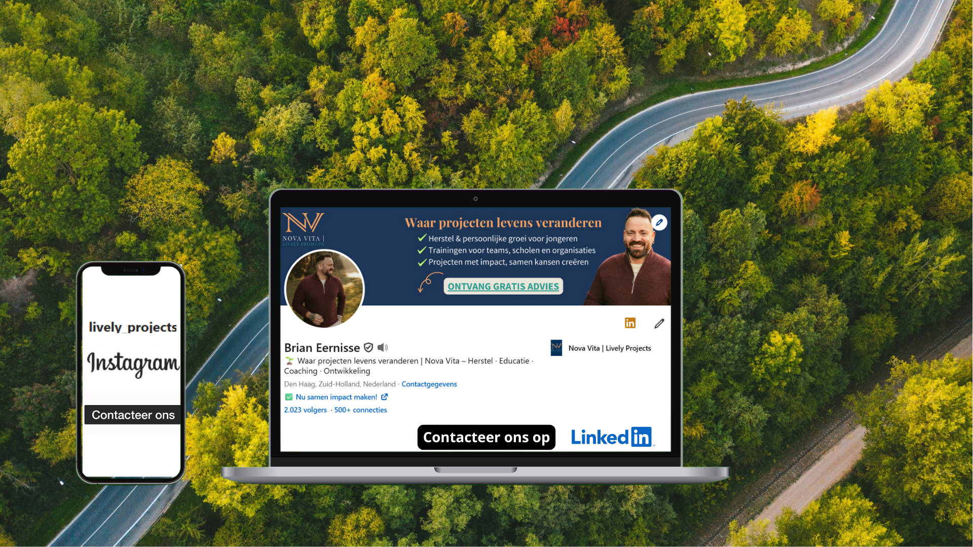 Overzicht van een landschap met herfstbomen in groen, geel en rood, een kronkelige weg erdoorheen, en twee mobiele apparaten die social media en een bedrijfsprofiel laten zien.