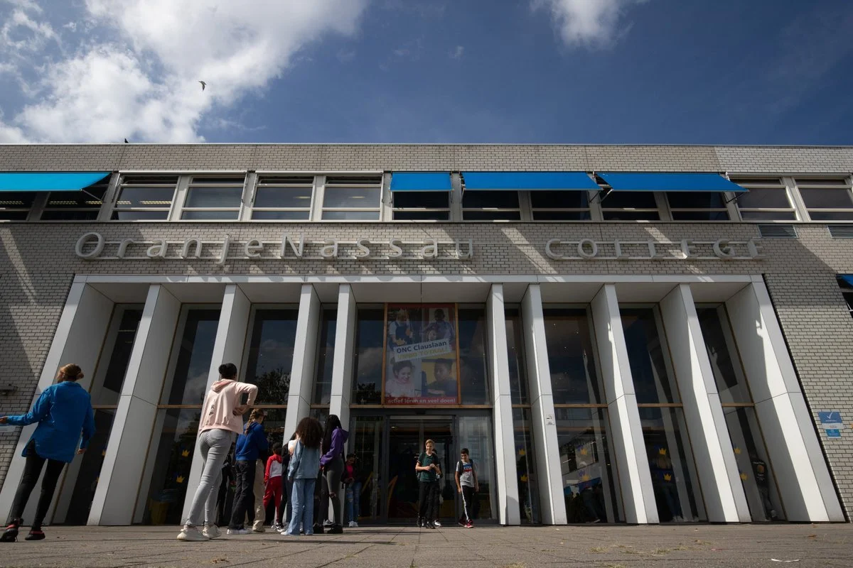 gebouw met schoolnaam 'Oranje Nassau College' en mensen die voor de ingang staan