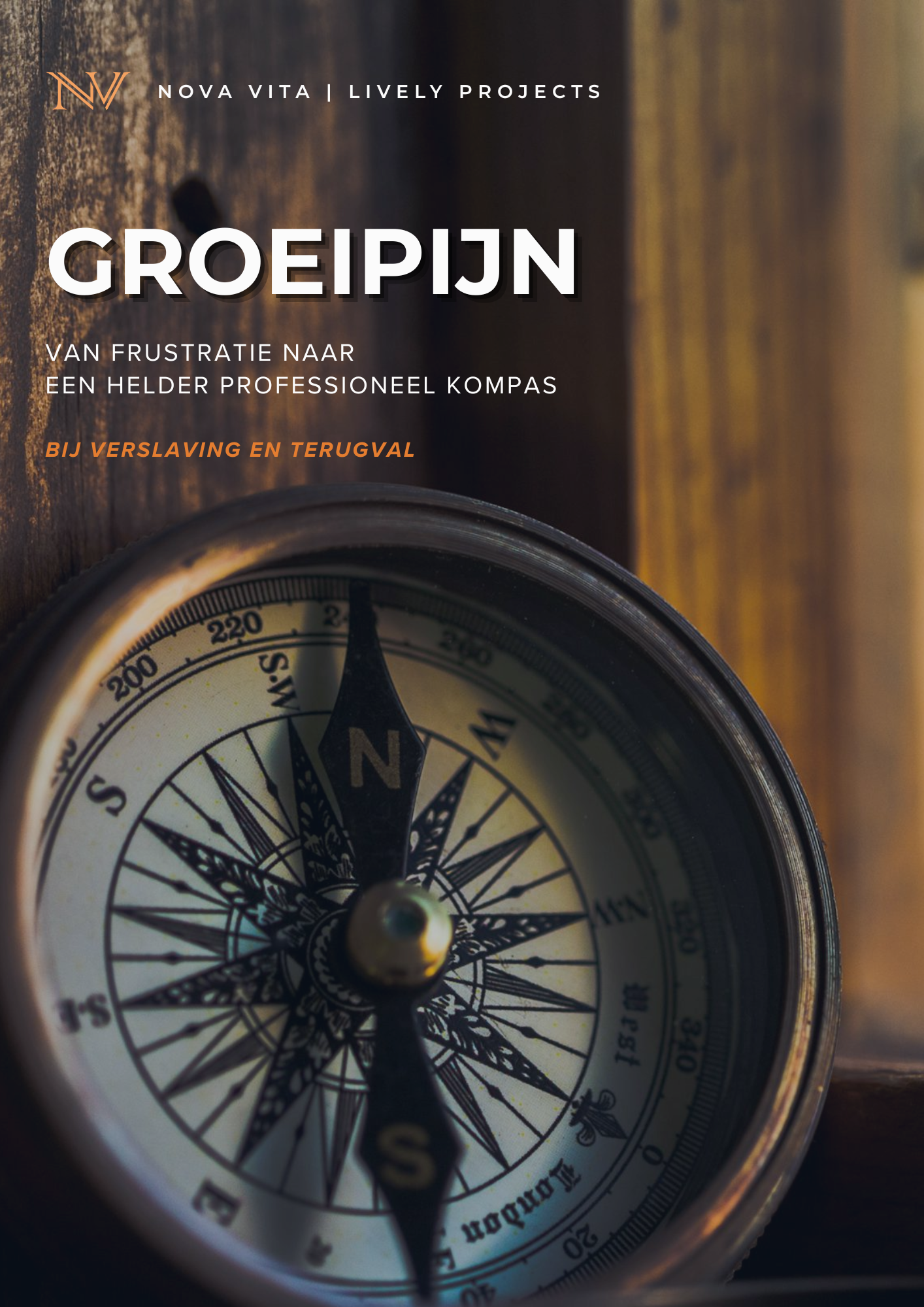 Een kompas op een houten tafel, met een stukje van de wijzer zichtbaar die naar het zuiden wijst.