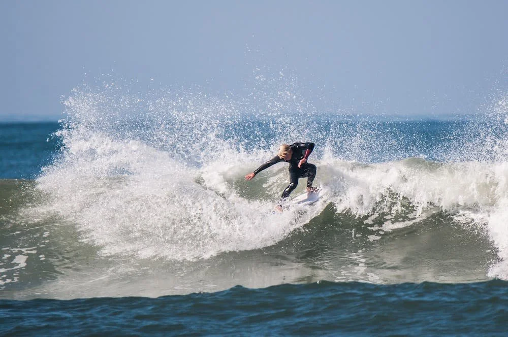 Een surfer die een golfsurf beklimt op de oceaan