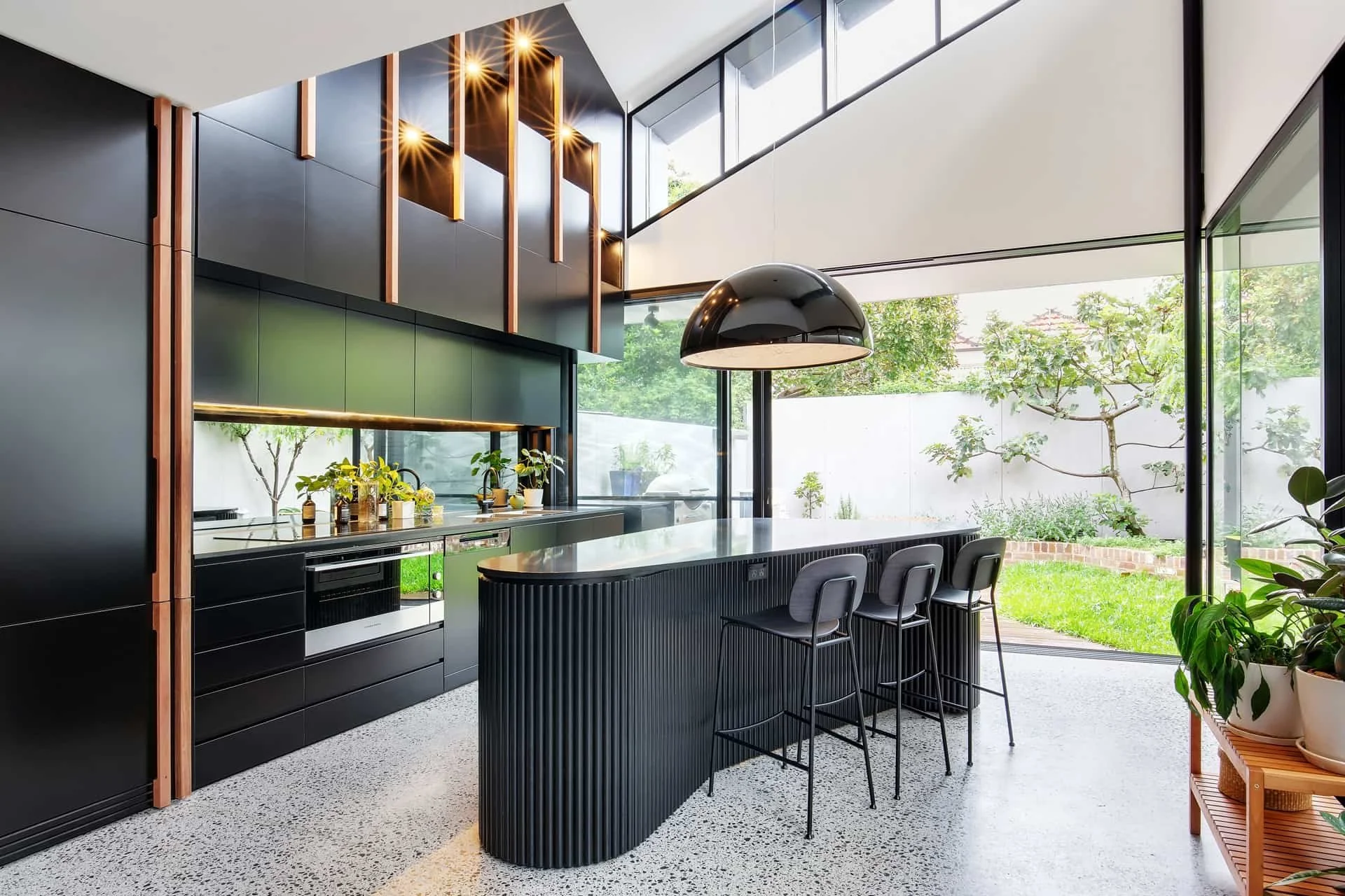 BLACK_kitchen3_timberhandles_modern_achitectural_custom_bespoke_joinery_renovation_highendresidential-min.jpg