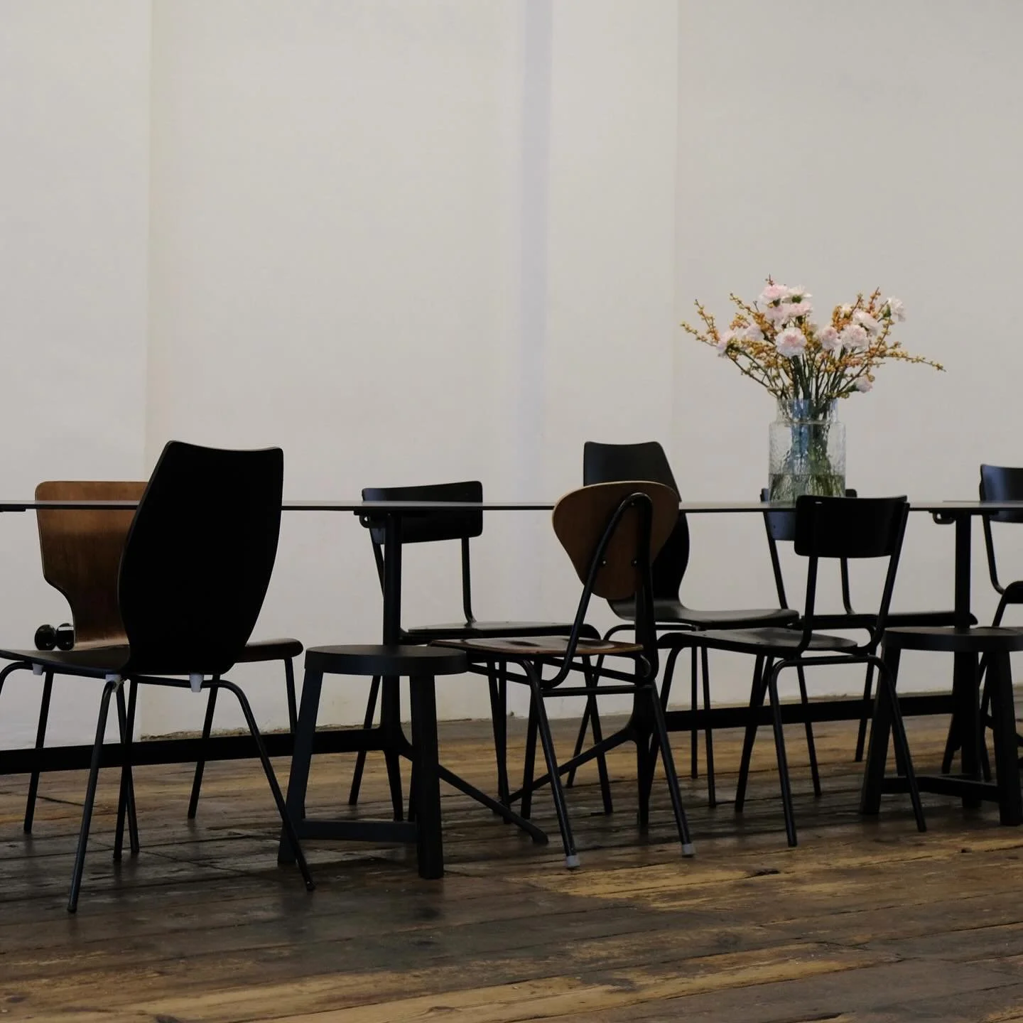 with three large tables and 20 chairs there‘s plenty of space for you to sit at in our atelier.