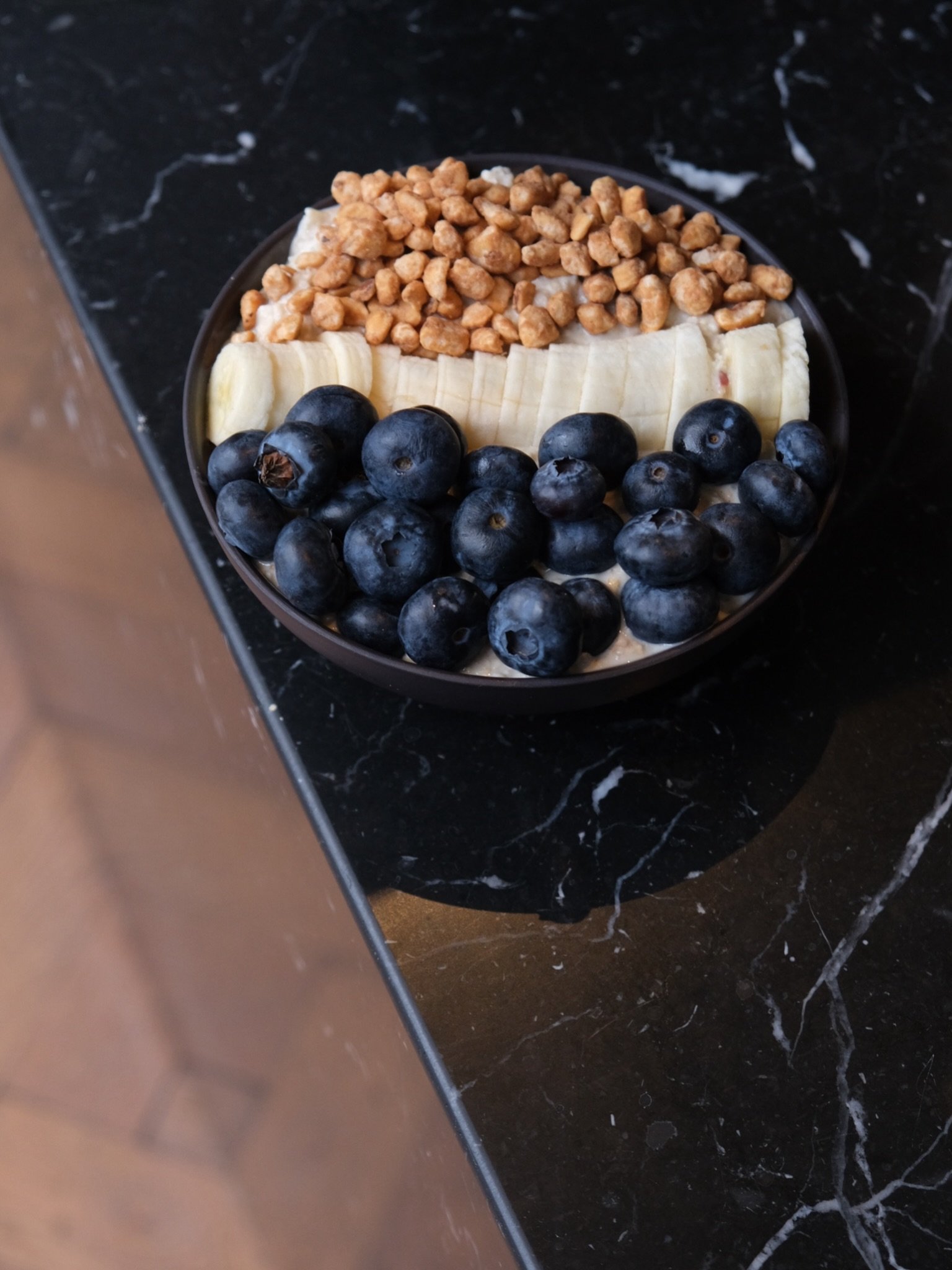 a real erste liebe classic &ndash; our bircher muesli with banana, blueberries and caramelized hazelnuts.
breakfast available mo-fr 8-12 uhr, sa 9.30-18 uhr