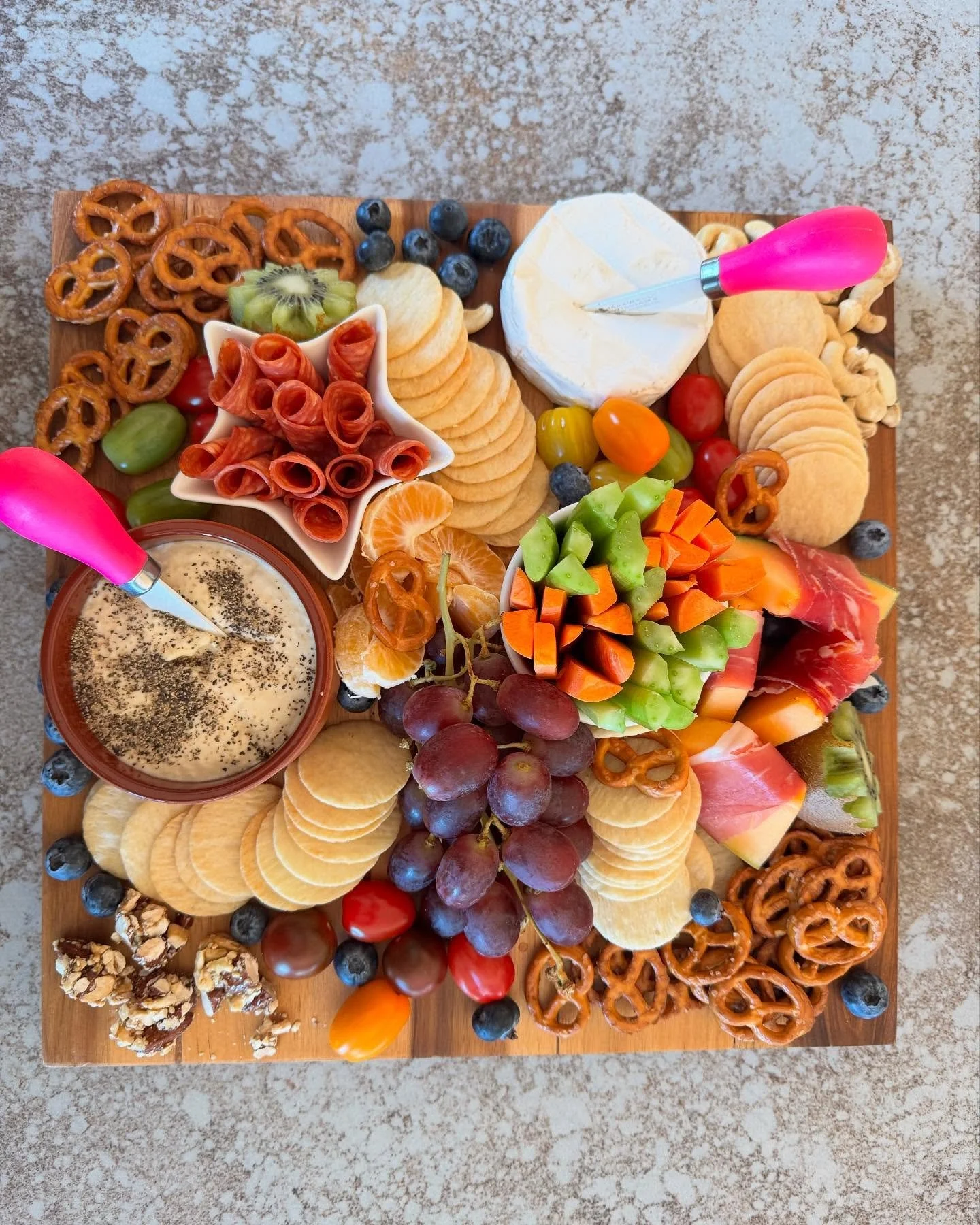 A complimentary grazing platter for kind guests who are skiing right now and will get to enjoy this platter after a day on the slopes. It&rsquo;s important to show the perfect guests gratitude. #grazingplatter #coomansw #hollyberryhousebnb #snowymoun