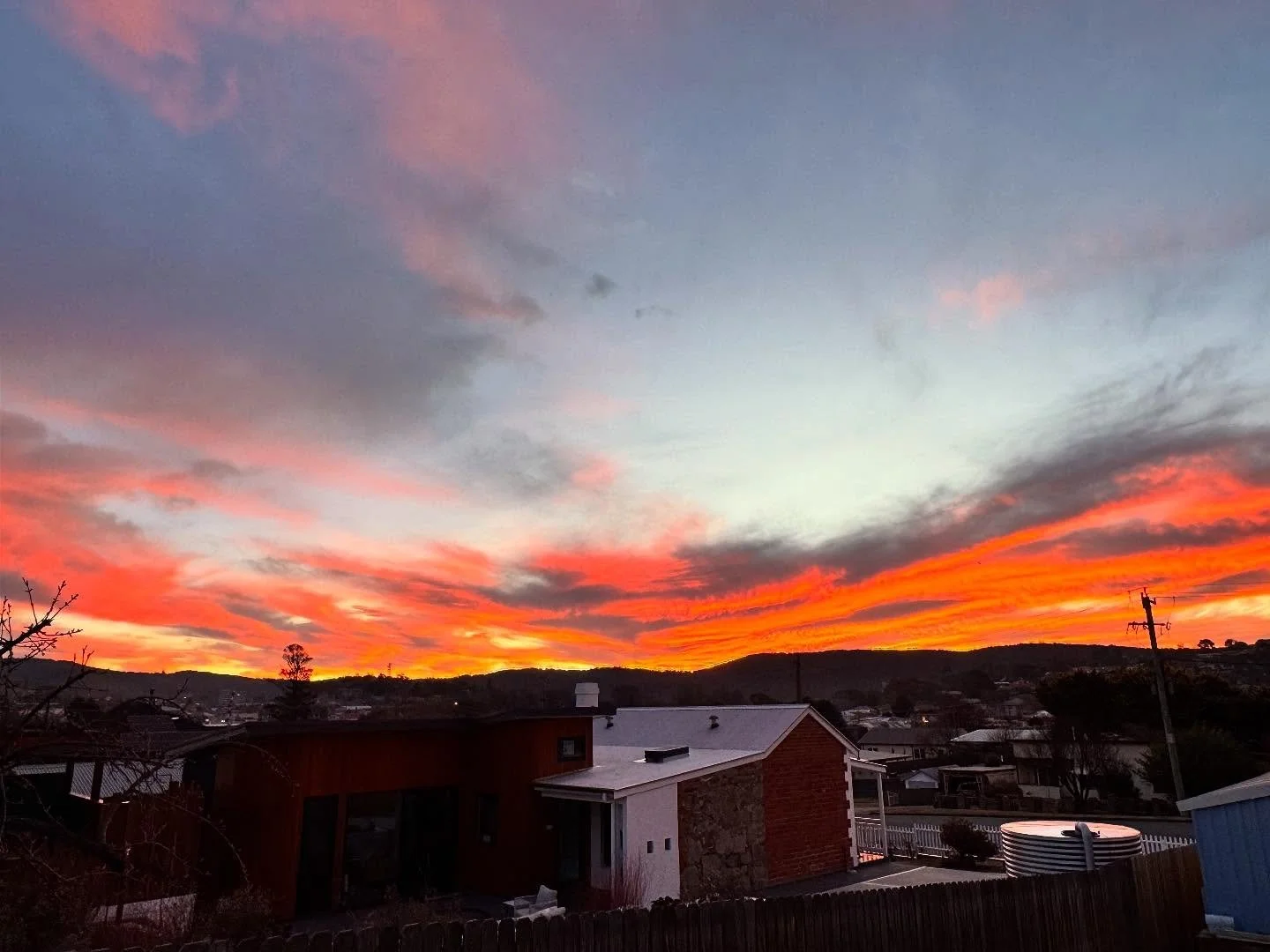 No filters. Stunning sunsets in Cooma dancing in the sky of Cooma always. Hollyberry House gets a great view. #sunset #cooma #snowymountains #destinationnsw #bnb #infraredsauna #wellnessgetaway #couplesescape #friendsweekend