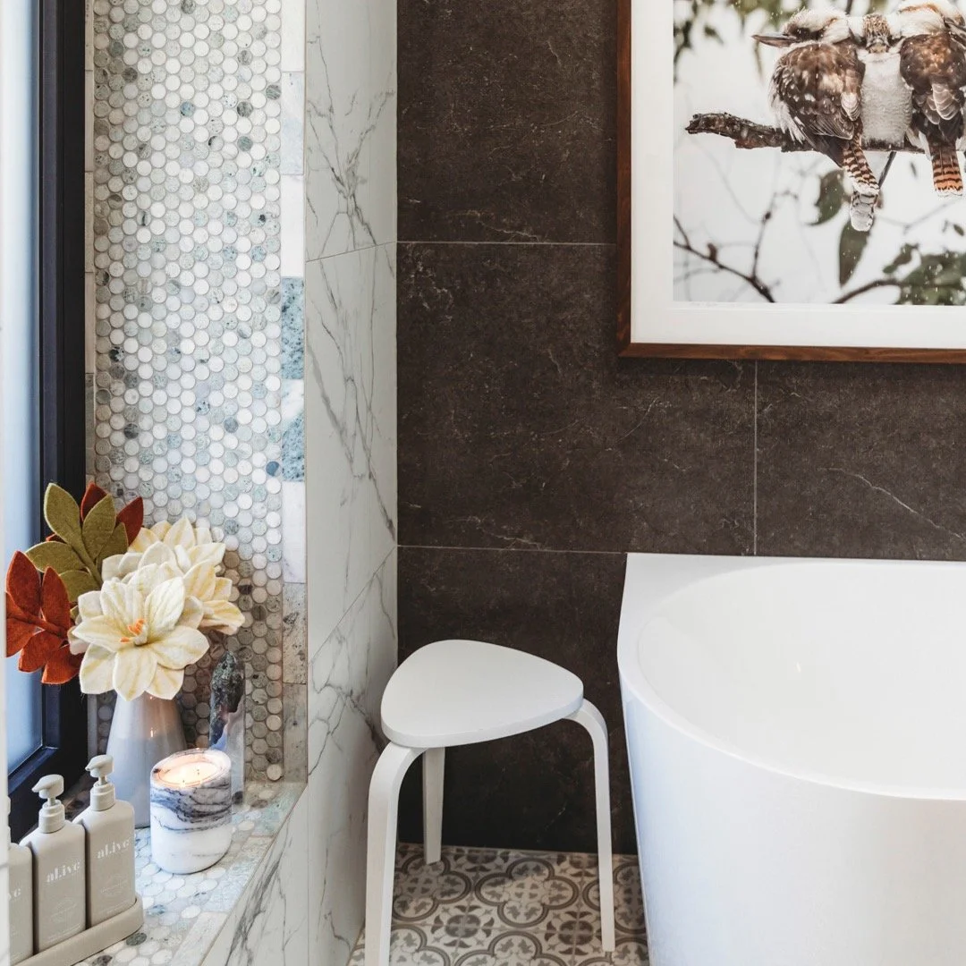 Steam rises, candle flickers, and the hush of winter wraps around you ❄️🕯️
A deep bath to disappear into, beneath the gaze of kookaburras, wool flowers resting in a tiled nook, and the gentle luxury of Al.ive skin care.
Here, even the quiet corners 