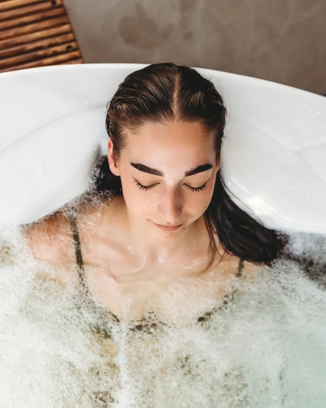 Quiet warmth. Uninterrupted rest.
Luxury doesn&rsquo;t need to announce itself &mdash; it simply lets you slow down.
Hollyberry House, Cooma.